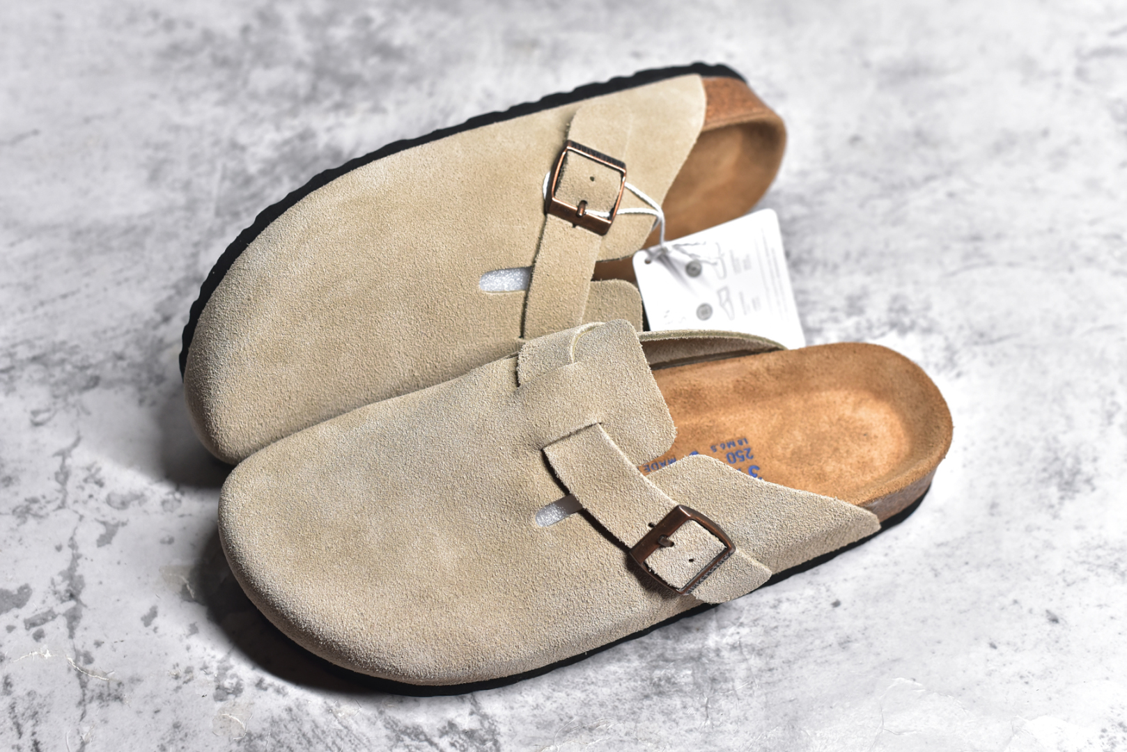图片[7]-#独家 外贸批次 Birkenstock London 系列勃肯皮革绒面双扣时尚休闲平底鞋 牛皮绒面革质地柔软 搭配可调节鞋扣提升穿着舒适度 人体工学设计分散脚部压力 保护脚踝 软木乳胶鞋床具有一定的收缩性 长时间穿着后能贴合脚型 EVA鞋底回弹性和抗张性力高 具有良好的防震、缓冲性 四季皆宜 柔软的鞋床采用额外的泡沫缓冲层 提供额外的舒适感和全天支撑 全网独家首发 源于德国的严谨工艺 牛巴戎面 中层松木 EVA 三层组合大底 优质牛皮面料五金扣 尺码：35 36 37 38 39 40 41 42 43 44 45-选品中心