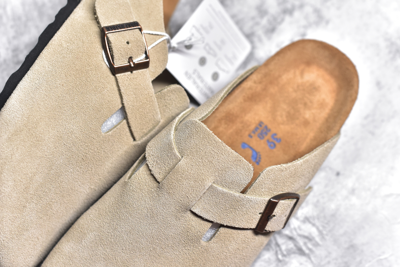 图片[9]-#独家 外贸批次 Birkenstock London 系列勃肯皮革绒面双扣时尚休闲平底鞋 牛皮绒面革质地柔软 搭配可调节鞋扣提升穿着舒适度 人体工学设计分散脚部压力 保护脚踝 软木乳胶鞋床具有一定的收缩性 长时间穿着后能贴合脚型 EVA鞋底回弹性和抗张性力高 具有良好的防震、缓冲性 四季皆宜 柔软的鞋床采用额外的泡沫缓冲层 提供额外的舒适感和全天支撑 全网独家首发 源于德国的严谨工艺 牛巴戎面 中层松木 EVA 三层组合大底 优质牛皮面料五金扣 尺码：35 36 37 38 39 40 41 42 43 44 45-选品中心