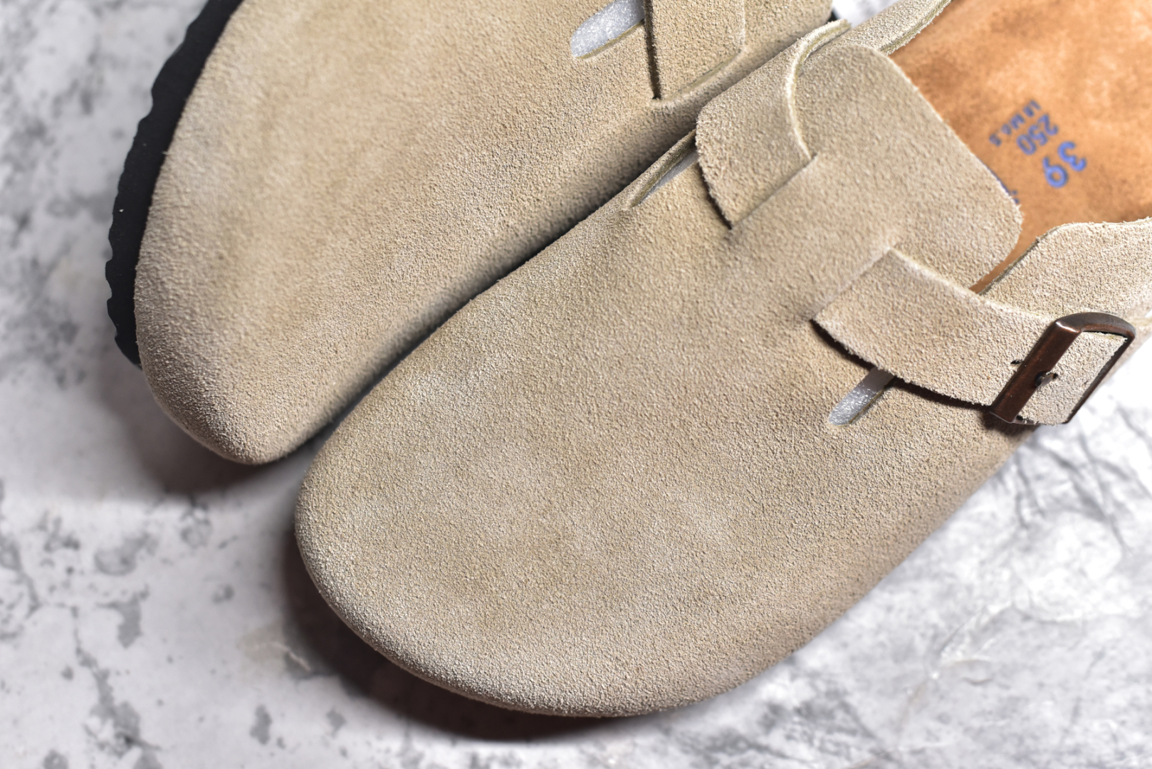 图片[8]-#独家 外贸批次 Birkenstock London 系列勃肯皮革绒面双扣时尚休闲平底鞋 牛皮绒面革质地柔软 搭配可调节鞋扣提升穿着舒适度 人体工学设计分散脚部压力 保护脚踝 软木乳胶鞋床具有一定的收缩性 长时间穿着后能贴合脚型 EVA鞋底回弹性和抗张性力高 具有良好的防震、缓冲性 四季皆宜 柔软的鞋床采用额外的泡沫缓冲层 提供额外的舒适感和全天支撑 全网独家首发 源于德国的严谨工艺 牛巴戎面 中层松木 EVA 三层组合大底 优质牛皮面料五金扣 尺码：35 36 37 38 39 40 41 42 43 44 45-选品中心