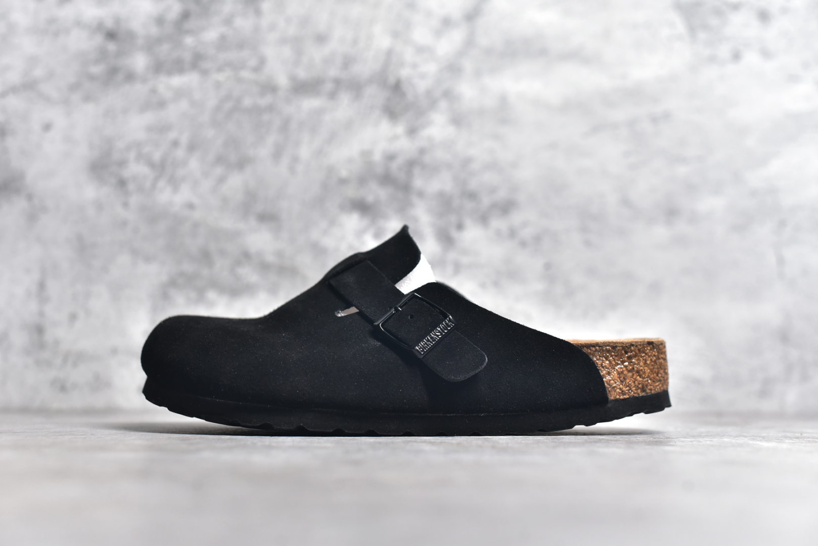 #独家 外贸批次 Birkenstock London 系列勃肯皮革绒面双扣时尚休闲平底鞋 牛皮绒面革质地柔软 搭配可调节鞋扣提升穿着舒适度 人体工学设计分散脚部压力 保护脚踝 软木乳胶鞋床具有一定的收缩性 长时间穿着后能贴合脚型 EVA鞋底回弹性和抗张性力高 具有良好的防震、缓冲性 四季皆宜 柔软的鞋床采用额外的泡沫缓冲层 提供额外的舒适感和全天支撑 全网独家首发 源于德国的严谨工艺 牛巴戎面 中层松木 EVA 三层组合大底 优质牛皮面料五金扣 尺码：35 36 37 38 39 40 41 42 43 44 45-选品中心