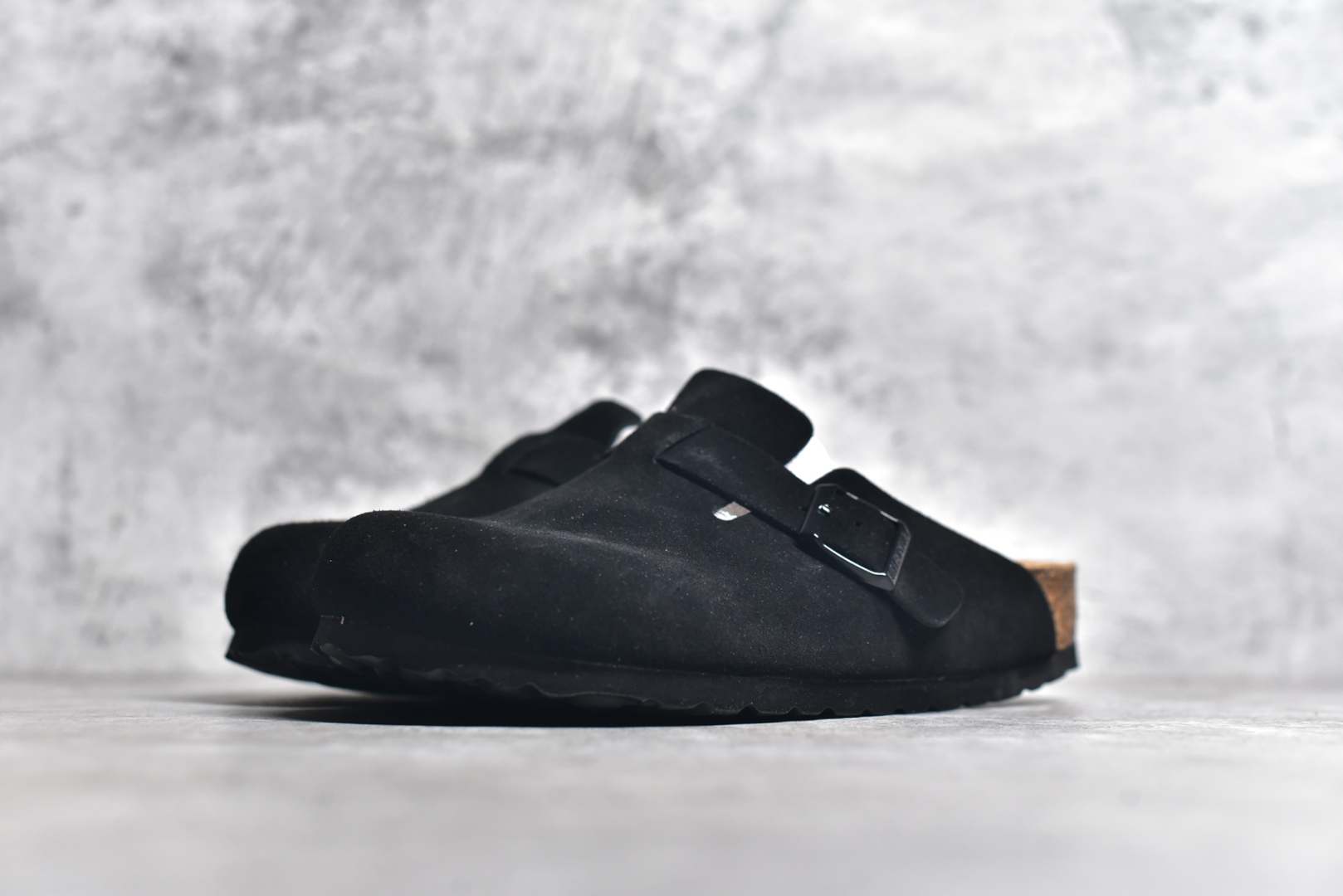 图片[2]-#独家 外贸批次 Birkenstock London 系列勃肯皮革绒面双扣时尚休闲平底鞋 牛皮绒面革质地柔软 搭配可调节鞋扣提升穿着舒适度 人体工学设计分散脚部压力 保护脚踝 软木乳胶鞋床具有一定的收缩性 长时间穿着后能贴合脚型 EVA鞋底回弹性和抗张性力高 具有良好的防震、缓冲性 四季皆宜 柔软的鞋床采用额外的泡沫缓冲层 提供额外的舒适感和全天支撑 全网独家首发 源于德国的严谨工艺 牛巴戎面 中层松木 EVA 三层组合大底 优质牛皮面料五金扣 尺码：35 36 37 38 39 40 41 42 43 44 45-选品中心