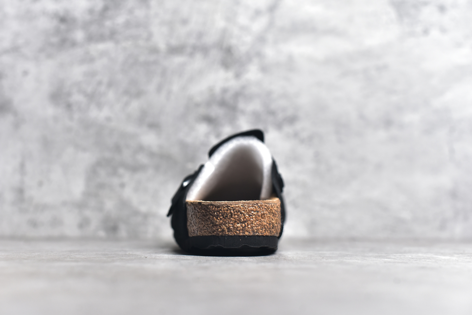 图片[5]-#独家 外贸批次 Birkenstock London 系列勃肯皮革绒面双扣时尚休闲平底鞋 牛皮绒面革质地柔软 搭配可调节鞋扣提升穿着舒适度 人体工学设计分散脚部压力 保护脚踝 软木乳胶鞋床具有一定的收缩性 长时间穿着后能贴合脚型 EVA鞋底回弹性和抗张性力高 具有良好的防震、缓冲性 四季皆宜 柔软的鞋床采用额外的泡沫缓冲层 提供额外的舒适感和全天支撑 全网独家首发 源于德国的严谨工艺 牛巴戎面 中层松木 EVA 三层组合大底 优质牛皮面料五金扣 尺码：35 36 37 38 39 40 41 42 43 44 45-选品中心