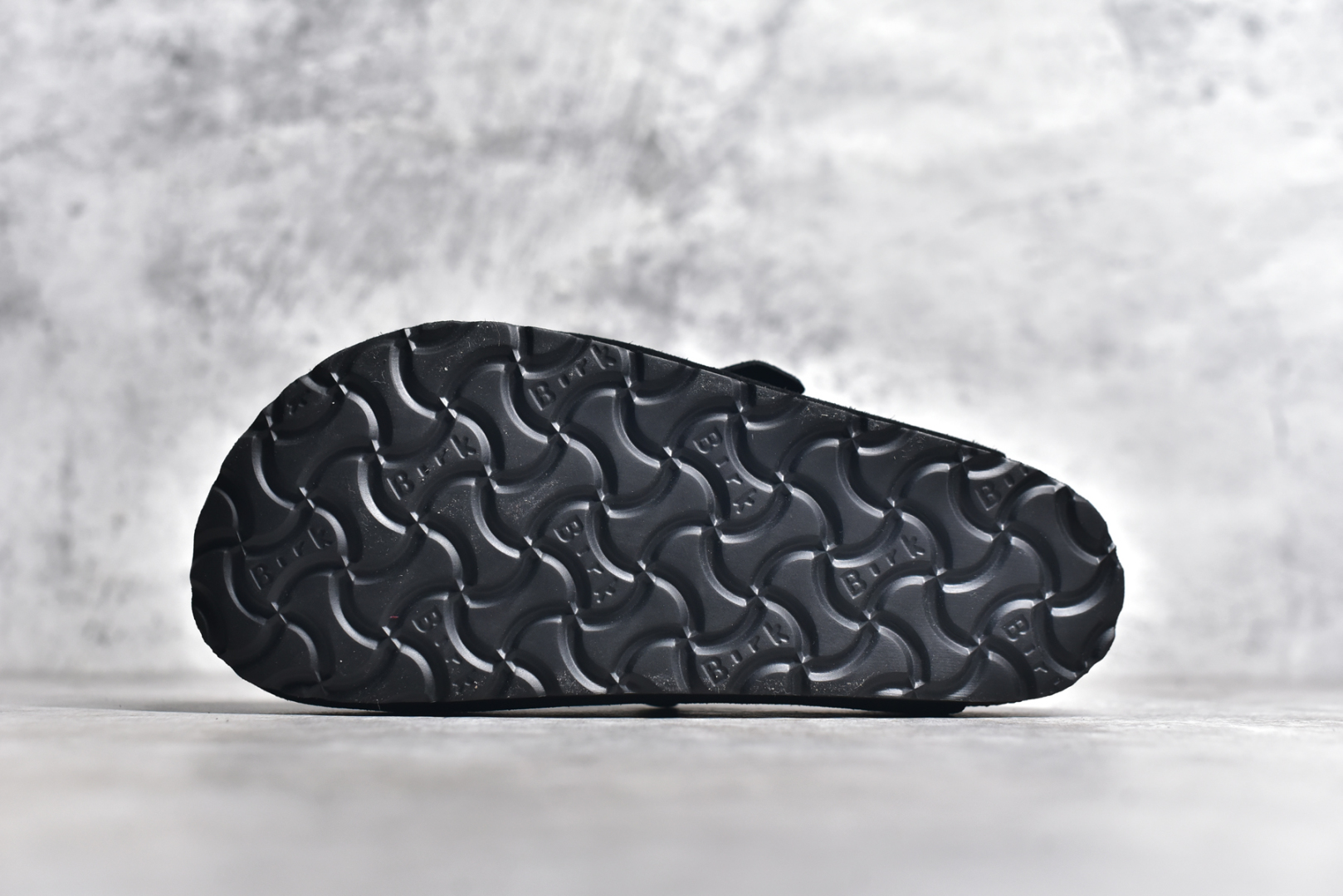 图片[6]-#独家 外贸批次 Birkenstock London 系列勃肯皮革绒面双扣时尚休闲平底鞋 牛皮绒面革质地柔软 搭配可调节鞋扣提升穿着舒适度 人体工学设计分散脚部压力 保护脚踝 软木乳胶鞋床具有一定的收缩性 长时间穿着后能贴合脚型 EVA鞋底回弹性和抗张性力高 具有良好的防震、缓冲性 四季皆宜 柔软的鞋床采用额外的泡沫缓冲层 提供额外的舒适感和全天支撑 全网独家首发 源于德国的严谨工艺 牛巴戎面 中层松木 EVA 三层组合大底 优质牛皮面料五金扣 尺码：35 36 37 38 39 40 41 42 43 44 45-选品中心