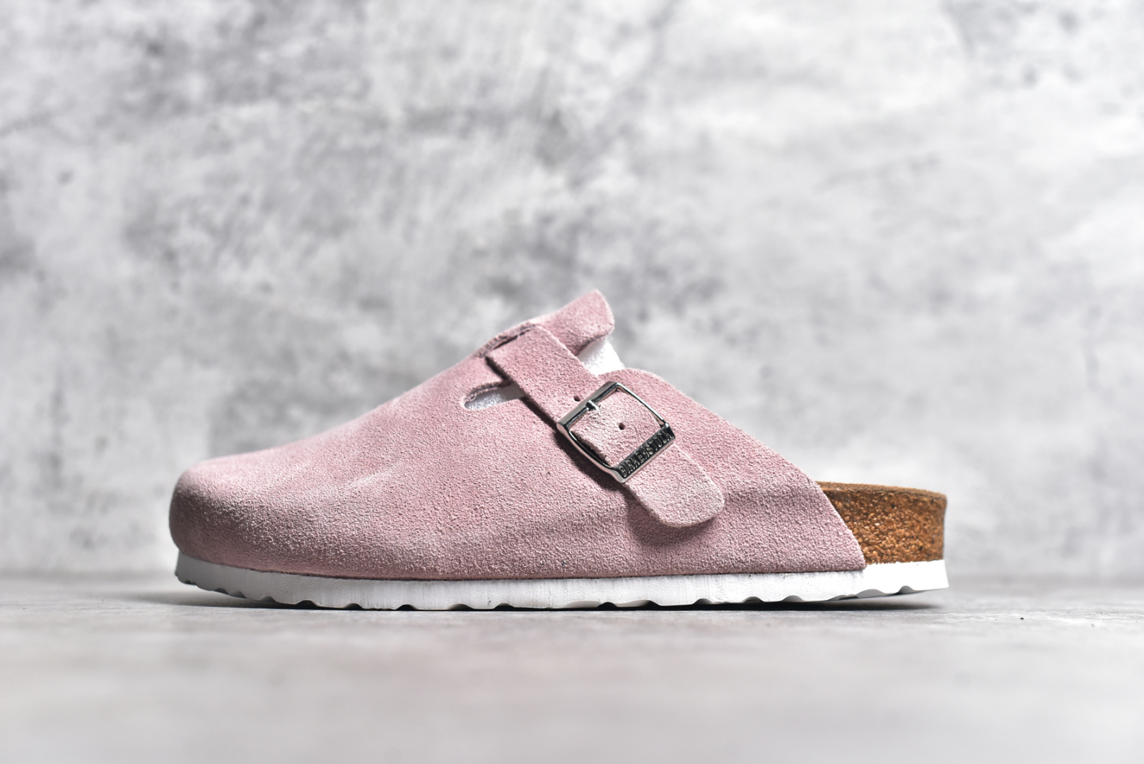 #独家 外贸批次 Birkenstock London 系列勃肯皮革绒面双扣时尚休闲平底鞋 牛皮绒面革质地柔软 搭配可调节鞋扣提升穿着舒适度 人体工学设计分散脚部压力 保护脚踝 软木乳胶鞋床具有一定的收缩性 长时间穿着后能贴合脚型 EVA鞋底回弹性和抗张性力高 具有良好的防震、缓冲性 四季皆宜 柔软的鞋床采用额外的泡沫缓冲层 提供额外的舒适感和全天支撑 全网独家首发 源于德国的严谨工艺 牛巴戎面 中层松木 EVA 三层组合大底 优质牛皮面料五金扣 尺码：35 36 37 38 39 40 41 42 43 44 45-选品中心