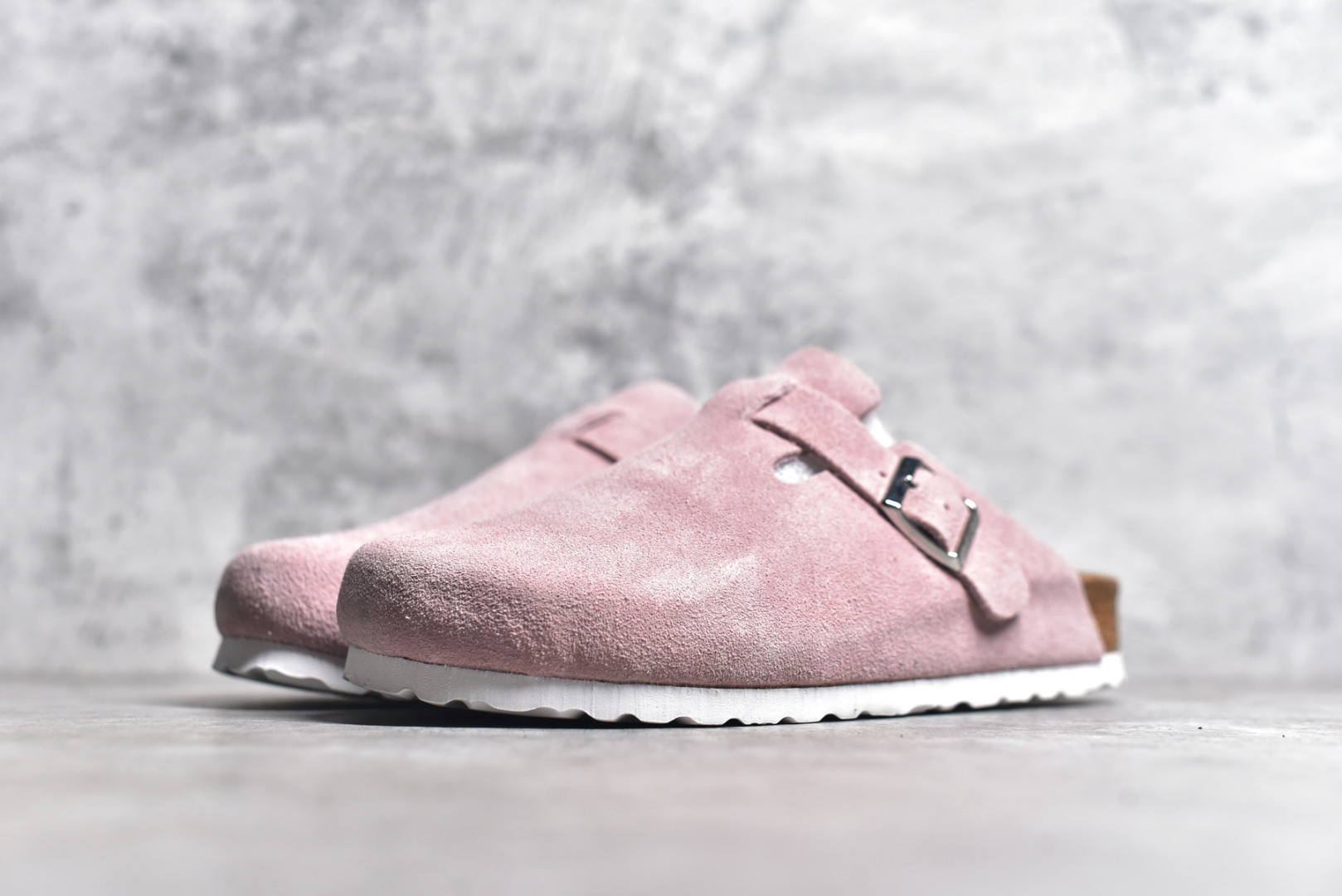 图片[2]-#独家 外贸批次 Birkenstock London 系列勃肯皮革绒面双扣时尚休闲平底鞋 牛皮绒面革质地柔软 搭配可调节鞋扣提升穿着舒适度 人体工学设计分散脚部压力 保护脚踝 软木乳胶鞋床具有一定的收缩性 长时间穿着后能贴合脚型 EVA鞋底回弹性和抗张性力高 具有良好的防震、缓冲性 四季皆宜 柔软的鞋床采用额外的泡沫缓冲层 提供额外的舒适感和全天支撑 全网独家首发 源于德国的严谨工艺 牛巴戎面 中层松木 EVA 三层组合大底 优质牛皮面料五金扣 尺码：35 36 37 38 39 40 41 42 43 44 45-选品中心