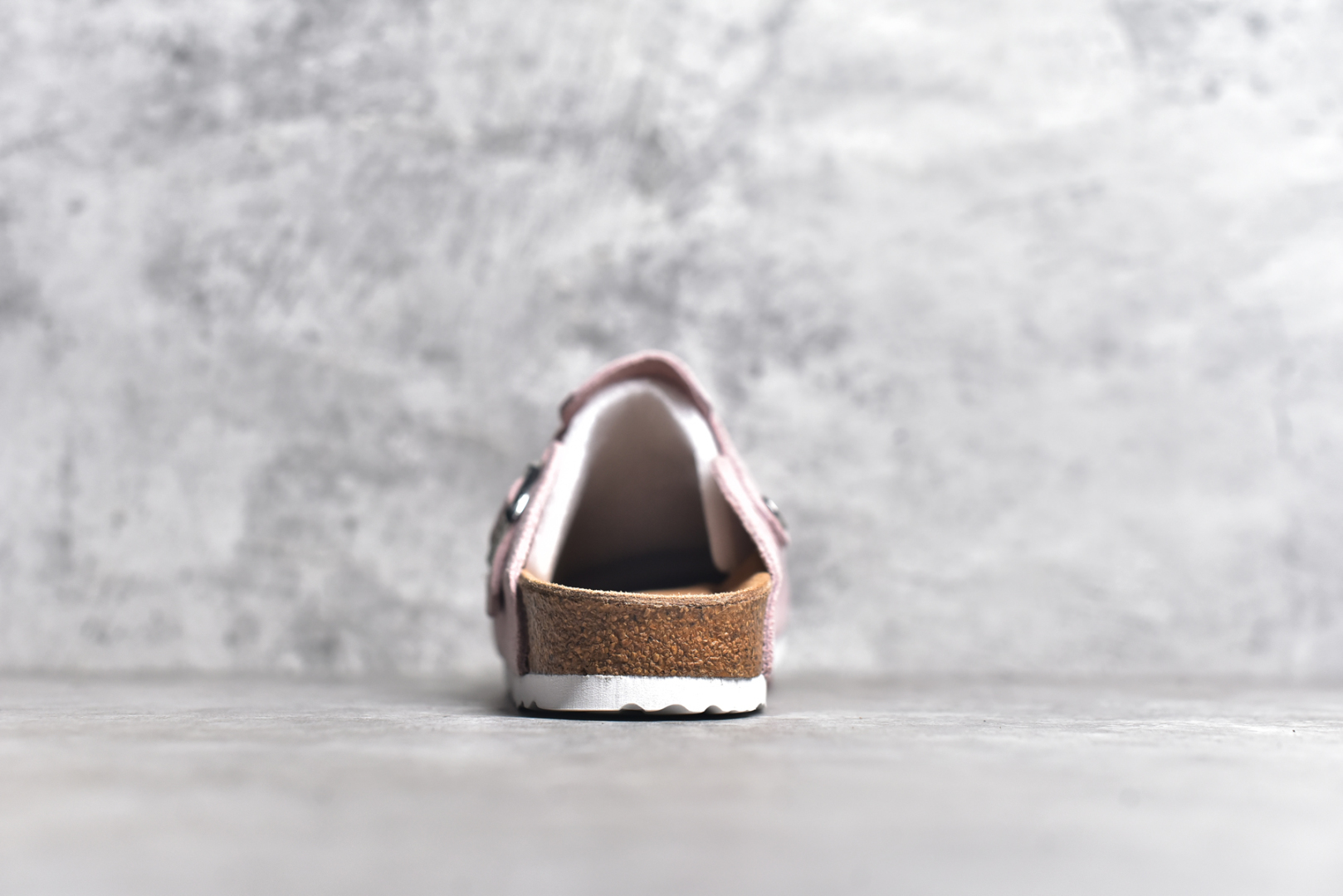 图片[5]-#独家 外贸批次 Birkenstock London 系列勃肯皮革绒面双扣时尚休闲平底鞋 牛皮绒面革质地柔软 搭配可调节鞋扣提升穿着舒适度 人体工学设计分散脚部压力 保护脚踝 软木乳胶鞋床具有一定的收缩性 长时间穿着后能贴合脚型 EVA鞋底回弹性和抗张性力高 具有良好的防震、缓冲性 四季皆宜 柔软的鞋床采用额外的泡沫缓冲层 提供额外的舒适感和全天支撑 全网独家首发 源于德国的严谨工艺 牛巴戎面 中层松木 EVA 三层组合大底 优质牛皮面料五金扣 尺码：35 36 37 38 39 40 41 42 43 44 45-选品中心
