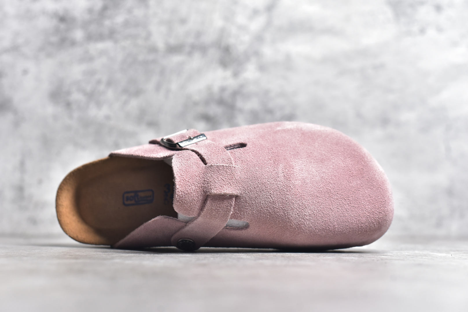 图片[4]-#独家 外贸批次 Birkenstock London 系列勃肯皮革绒面双扣时尚休闲平底鞋 牛皮绒面革质地柔软 搭配可调节鞋扣提升穿着舒适度 人体工学设计分散脚部压力 保护脚踝 软木乳胶鞋床具有一定的收缩性 长时间穿着后能贴合脚型 EVA鞋底回弹性和抗张性力高 具有良好的防震、缓冲性 四季皆宜 柔软的鞋床采用额外的泡沫缓冲层 提供额外的舒适感和全天支撑 全网独家首发 源于德国的严谨工艺 牛巴戎面 中层松木 EVA 三层组合大底 优质牛皮面料五金扣 尺码：35 36 37 38 39 40 41 42 43 44 45-选品中心