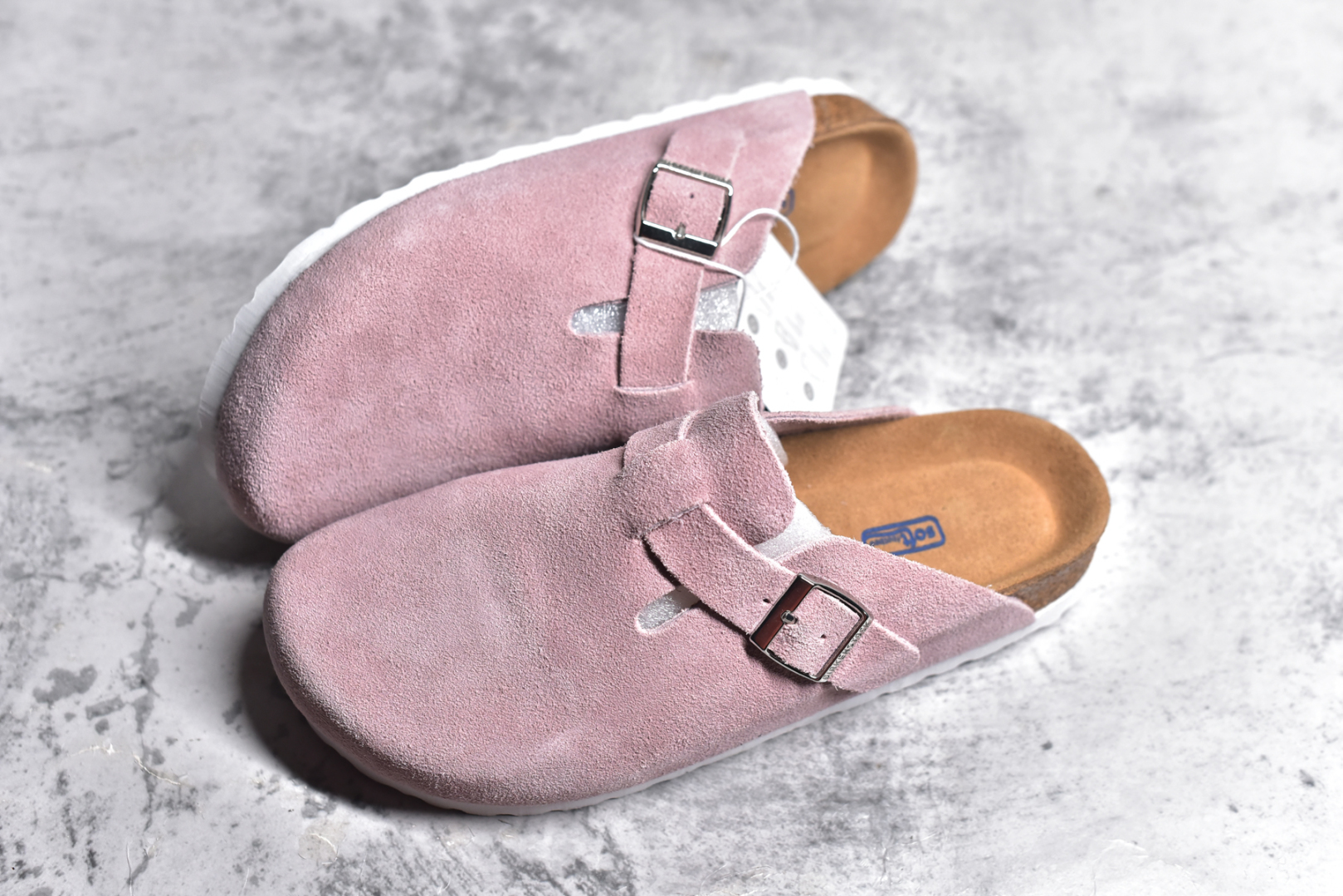图片[7]-#独家 外贸批次 Birkenstock London 系列勃肯皮革绒面双扣时尚休闲平底鞋 牛皮绒面革质地柔软 搭配可调节鞋扣提升穿着舒适度 人体工学设计分散脚部压力 保护脚踝 软木乳胶鞋床具有一定的收缩性 长时间穿着后能贴合脚型 EVA鞋底回弹性和抗张性力高 具有良好的防震、缓冲性 四季皆宜 柔软的鞋床采用额外的泡沫缓冲层 提供额外的舒适感和全天支撑 全网独家首发 源于德国的严谨工艺 牛巴戎面 中层松木 EVA 三层组合大底 优质牛皮面料五金扣 尺码：35 36 37 38 39 40 41 42 43 44 45-选品中心