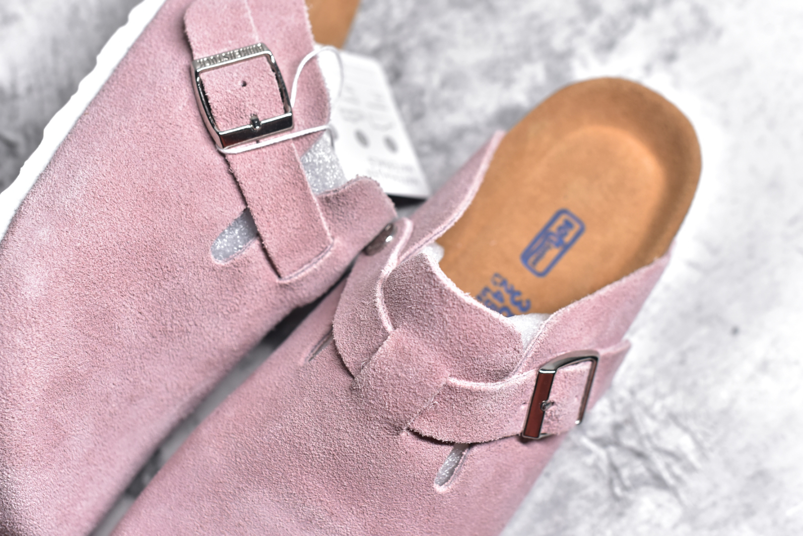 图片[9]-#独家 外贸批次 Birkenstock London 系列勃肯皮革绒面双扣时尚休闲平底鞋 牛皮绒面革质地柔软 搭配可调节鞋扣提升穿着舒适度 人体工学设计分散脚部压力 保护脚踝 软木乳胶鞋床具有一定的收缩性 长时间穿着后能贴合脚型 EVA鞋底回弹性和抗张性力高 具有良好的防震、缓冲性 四季皆宜 柔软的鞋床采用额外的泡沫缓冲层 提供额外的舒适感和全天支撑 全网独家首发 源于德国的严谨工艺 牛巴戎面 中层松木 EVA 三层组合大底 优质牛皮面料五金扣 尺码：35 36 37 38 39 40 41 42 43 44 45-选品中心