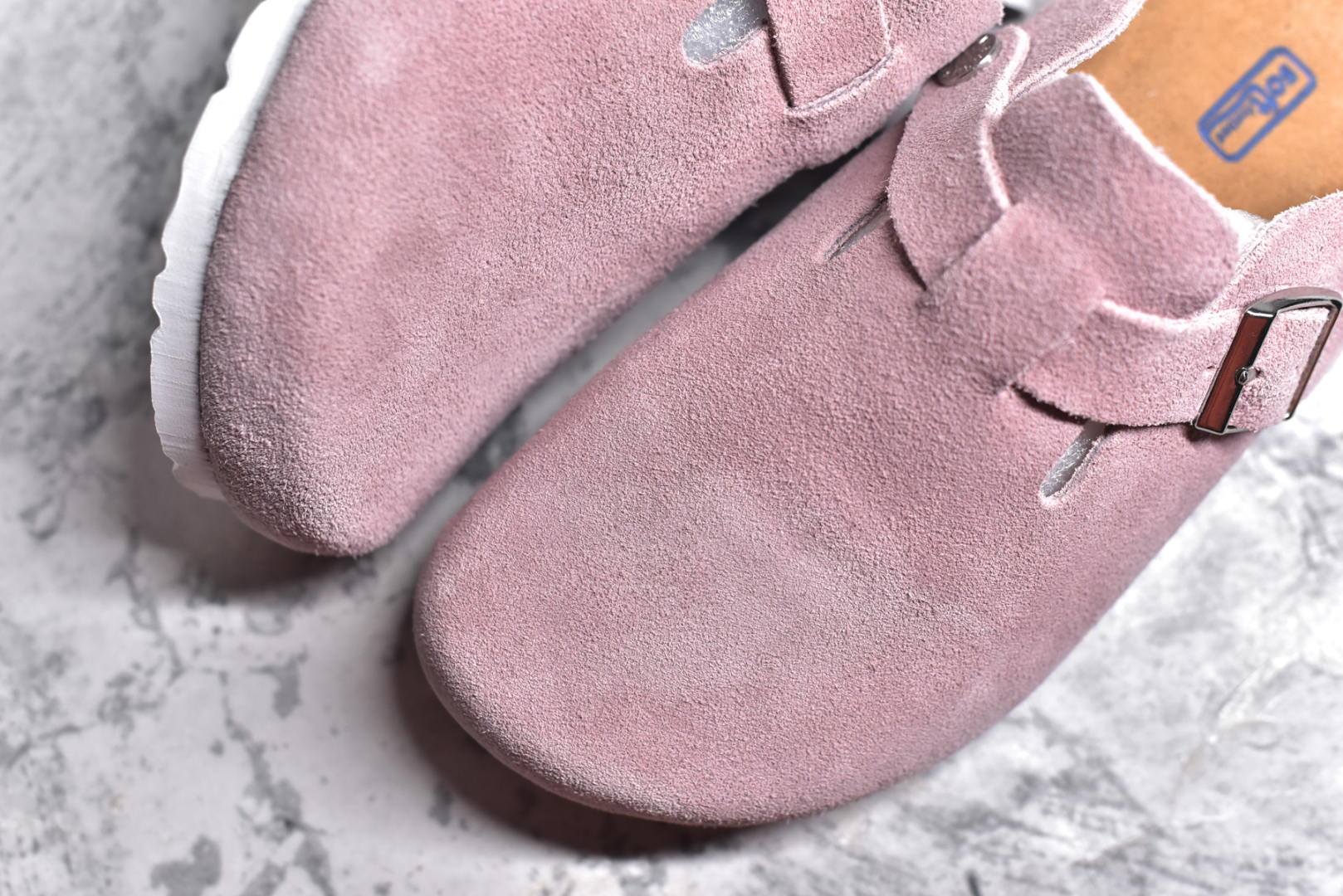 图片[8]-#独家 外贸批次 Birkenstock London 系列勃肯皮革绒面双扣时尚休闲平底鞋 牛皮绒面革质地柔软 搭配可调节鞋扣提升穿着舒适度 人体工学设计分散脚部压力 保护脚踝 软木乳胶鞋床具有一定的收缩性 长时间穿着后能贴合脚型 EVA鞋底回弹性和抗张性力高 具有良好的防震、缓冲性 四季皆宜 柔软的鞋床采用额外的泡沫缓冲层 提供额外的舒适感和全天支撑 全网独家首发 源于德国的严谨工艺 牛巴戎面 中层松木 EVA 三层组合大底 优质牛皮面料五金扣 尺码：35 36 37 38 39 40 41 42 43 44 45-选品中心
