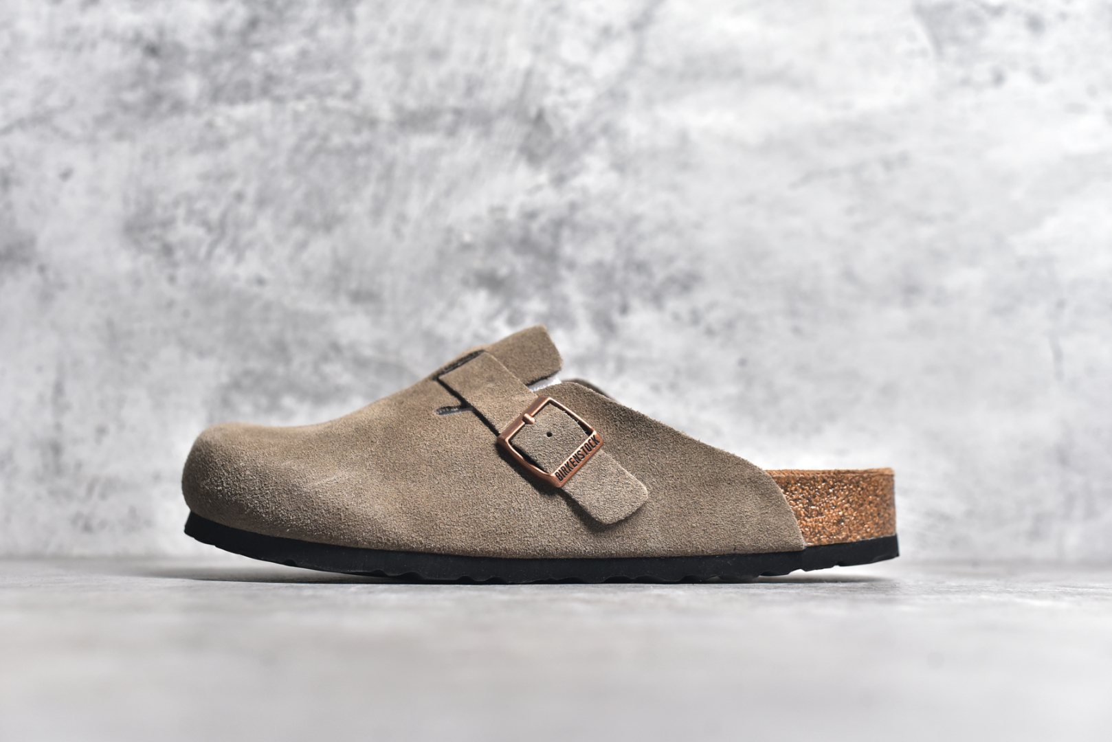 #独家 外贸批次 Birkenstock London 系列勃肯皮革绒面双扣时尚休闲平底鞋 牛皮绒面革质地柔软 搭配可调节鞋扣提升穿着舒适度 人体工学设计分散脚部压力 保护脚踝 软木乳胶鞋床具有一定的收缩性 长时间穿着后能贴合脚型 EVA鞋底回弹性和抗张性力高 具有良好的防震、缓冲性 四季皆宜 柔软的鞋床采用额外的泡沫缓冲层 提供额外的舒适感和全天支撑 全网独家首发 源于德国的严谨工艺 牛巴戎面 中层松木 EVA 三层组合大底 优质牛皮面料五金扣 尺码：35 36 37 38 39 40 41 42 43 44 45-选品中心