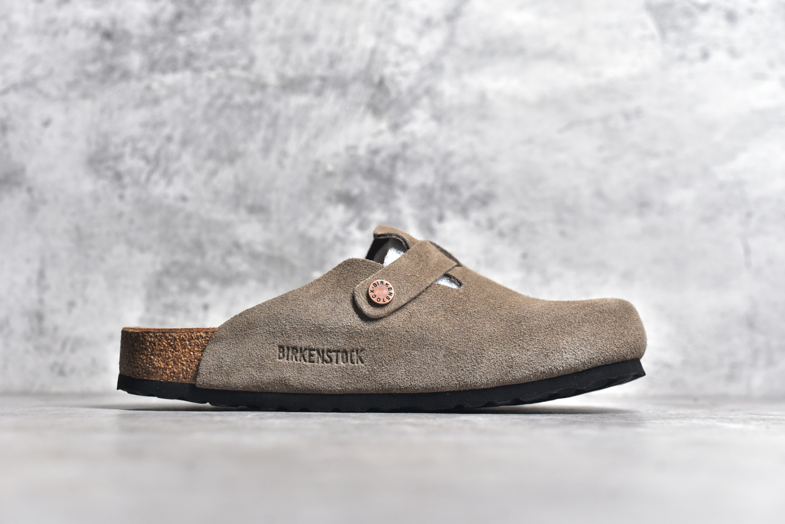 图片[3]-#独家 外贸批次 Birkenstock London 系列勃肯皮革绒面双扣时尚休闲平底鞋 牛皮绒面革质地柔软 搭配可调节鞋扣提升穿着舒适度 人体工学设计分散脚部压力 保护脚踝 软木乳胶鞋床具有一定的收缩性 长时间穿着后能贴合脚型 EVA鞋底回弹性和抗张性力高 具有良好的防震、缓冲性 四季皆宜 柔软的鞋床采用额外的泡沫缓冲层 提供额外的舒适感和全天支撑 全网独家首发 源于德国的严谨工艺 牛巴戎面 中层松木 EVA 三层组合大底 优质牛皮面料五金扣 尺码：35 36 37 38 39 40 41 42 43 44 45-选品中心