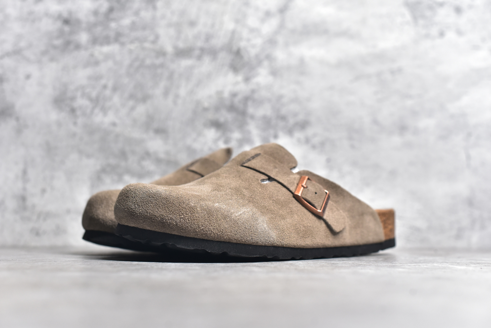 图片[2]-#独家 外贸批次 Birkenstock London 系列勃肯皮革绒面双扣时尚休闲平底鞋 牛皮绒面革质地柔软 搭配可调节鞋扣提升穿着舒适度 人体工学设计分散脚部压力 保护脚踝 软木乳胶鞋床具有一定的收缩性 长时间穿着后能贴合脚型 EVA鞋底回弹性和抗张性力高 具有良好的防震、缓冲性 四季皆宜 柔软的鞋床采用额外的泡沫缓冲层 提供额外的舒适感和全天支撑 全网独家首发 源于德国的严谨工艺 牛巴戎面 中层松木 EVA 三层组合大底 优质牛皮面料五金扣 尺码：35 36 37 38 39 40 41 42 43 44 45-选品中心