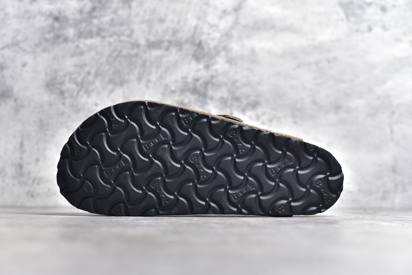 图片[6]-#独家 外贸批次 Birkenstock London 系列勃肯皮革绒面双扣时尚休闲平底鞋 牛皮绒面革质地柔软 搭配可调节鞋扣提升穿着舒适度 人体工学设计分散脚部压力 保护脚踝 软木乳胶鞋床具有一定的收缩性 长时间穿着后能贴合脚型 EVA鞋底回弹性和抗张性力高 具有良好的防震、缓冲性 四季皆宜 柔软的鞋床采用额外的泡沫缓冲层 提供额外的舒适感和全天支撑 全网独家首发 源于德国的严谨工艺 牛巴戎面 中层松木 EVA 三层组合大底 优质牛皮面料五金扣 尺码：35 36 37 38 39 40 41 42 43 44 45-选品中心