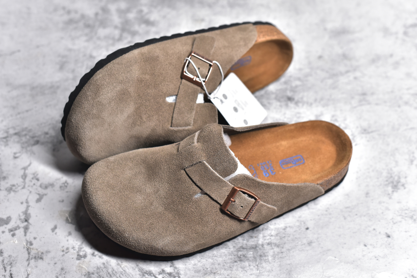 图片[7]-#独家 外贸批次 Birkenstock London 系列勃肯皮革绒面双扣时尚休闲平底鞋 牛皮绒面革质地柔软 搭配可调节鞋扣提升穿着舒适度 人体工学设计分散脚部压力 保护脚踝 软木乳胶鞋床具有一定的收缩性 长时间穿着后能贴合脚型 EVA鞋底回弹性和抗张性力高 具有良好的防震、缓冲性 四季皆宜 柔软的鞋床采用额外的泡沫缓冲层 提供额外的舒适感和全天支撑 全网独家首发 源于德国的严谨工艺 牛巴戎面 中层松木 EVA 三层组合大底 优质牛皮面料五金扣 尺码：35 36 37 38 39 40 41 42 43 44 45-选品中心