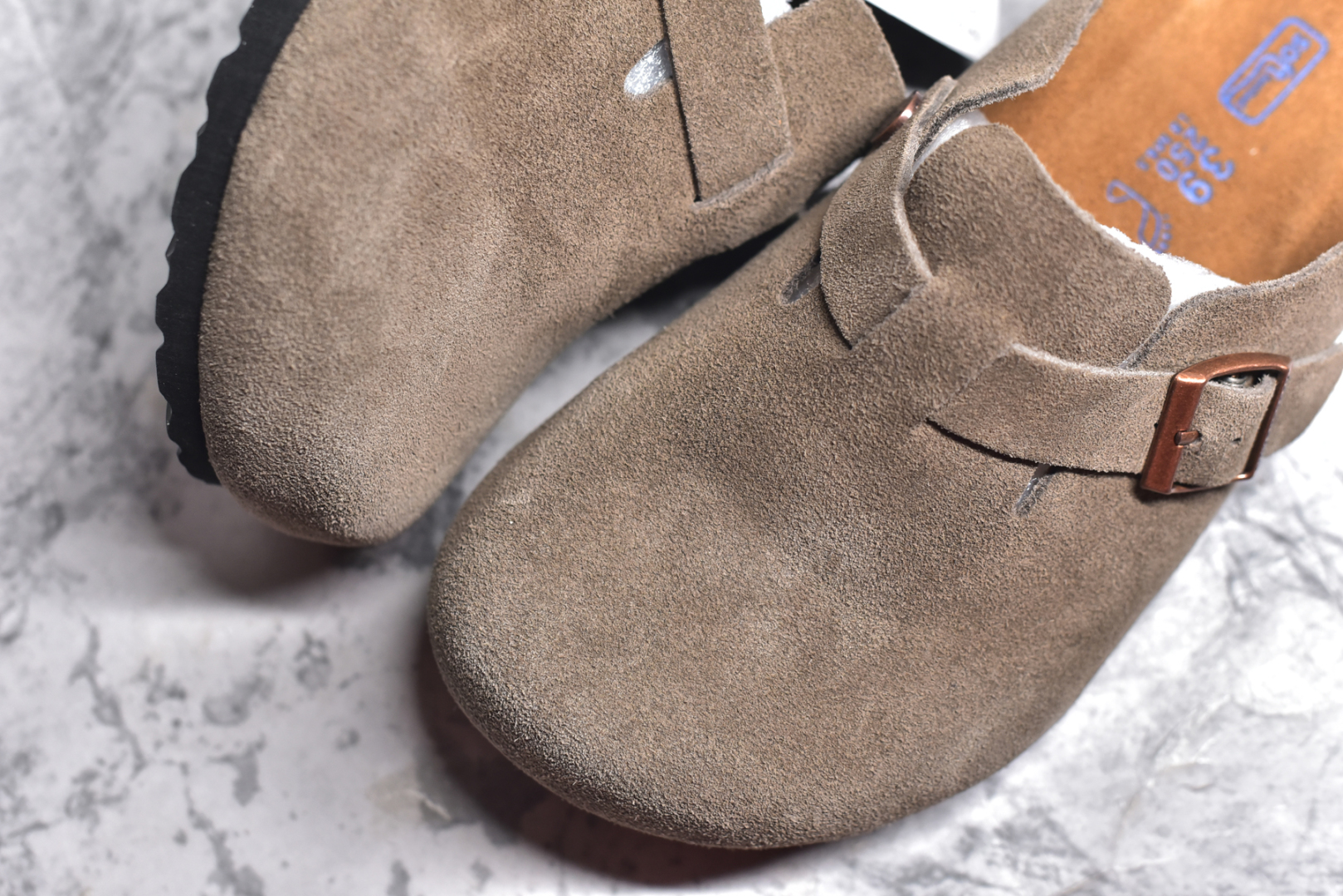 图片[8]-#独家 外贸批次 Birkenstock London 系列勃肯皮革绒面双扣时尚休闲平底鞋 牛皮绒面革质地柔软 搭配可调节鞋扣提升穿着舒适度 人体工学设计分散脚部压力 保护脚踝 软木乳胶鞋床具有一定的收缩性 长时间穿着后能贴合脚型 EVA鞋底回弹性和抗张性力高 具有良好的防震、缓冲性 四季皆宜 柔软的鞋床采用额外的泡沫缓冲层 提供额外的舒适感和全天支撑 全网独家首发 源于德国的严谨工艺 牛巴戎面 中层松木 EVA 三层组合大底 优质牛皮面料五金扣 尺码：35 36 37 38 39 40 41 42 43 44 45-选品中心