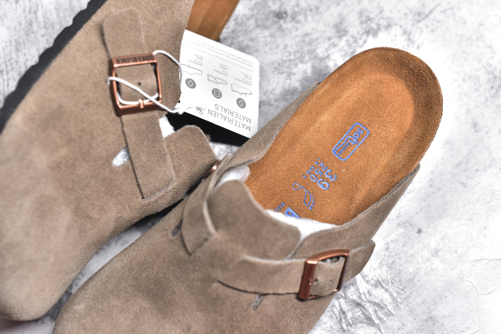 图片[9]-#独家 外贸批次 Birkenstock London 系列勃肯皮革绒面双扣时尚休闲平底鞋 牛皮绒面革质地柔软 搭配可调节鞋扣提升穿着舒适度 人体工学设计分散脚部压力 保护脚踝 软木乳胶鞋床具有一定的收缩性 长时间穿着后能贴合脚型 EVA鞋底回弹性和抗张性力高 具有良好的防震、缓冲性 四季皆宜 柔软的鞋床采用额外的泡沫缓冲层 提供额外的舒适感和全天支撑 全网独家首发 源于德国的严谨工艺 牛巴戎面 中层松木 EVA 三层组合大底 优质牛皮面料五金扣 尺码：35 36 37 38 39 40 41 42 43 44 45-选品中心