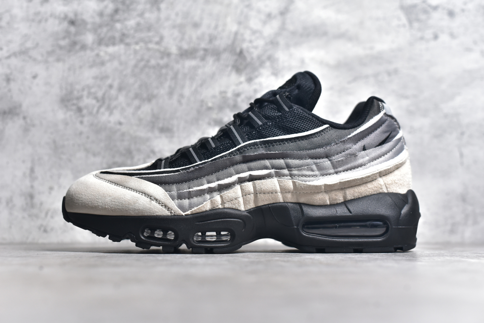 #独家纯原 渠道原装 市场最强NK Air Max 95 CDG 联名款 复古减震气垫跑鞋 经典重温 外单专供 终端操作 鞋款设计灵感源于人体构造 中底设计基于人体的脊柱构造 尺码：40 40.5 41 42 42.5 43 44 44.5 45 45.5 46 47.5 48.5-选品中心