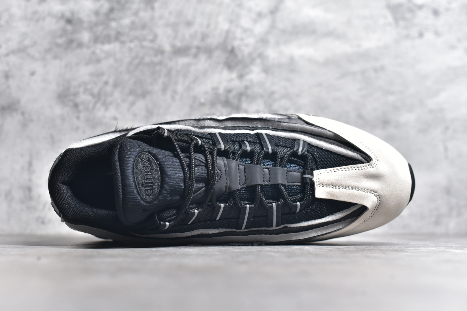 图片[4]-#独家纯原 渠道原装 市场最强NK Air Max 95 CDG 联名款 复古减震气垫跑鞋 经典重温 外单专供 终端操作 鞋款设计灵感源于人体构造 中底设计基于人体的脊柱构造 尺码：40 40.5 41 42 42.5 43 44 44.5 45 45.5 46 47.5 48.5-选品中心