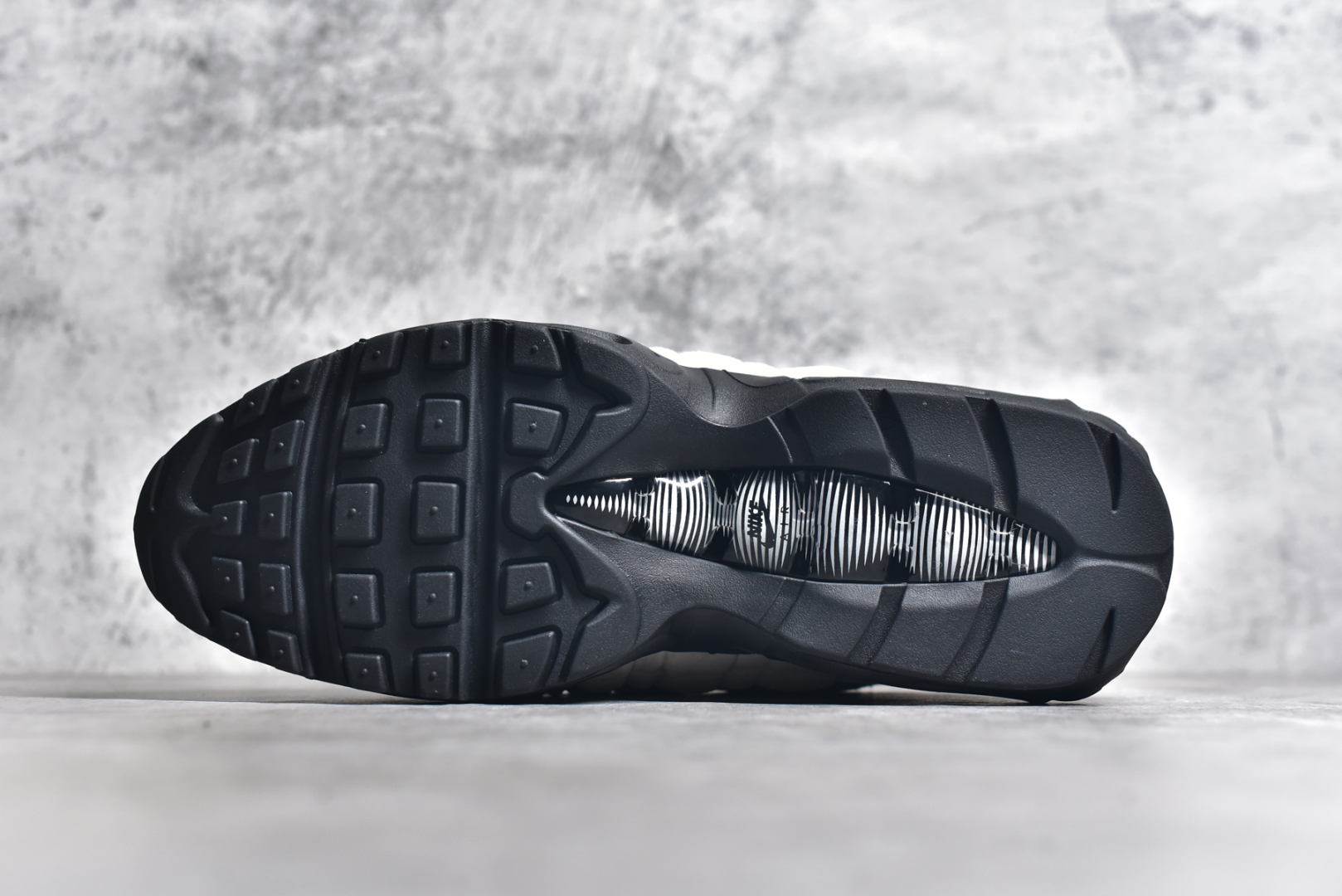 图片[6]-#独家纯原 渠道原装 市场最强NK Air Max 95 CDG 联名款 复古减震气垫跑鞋 经典重温 外单专供 终端操作 鞋款设计灵感源于人体构造 中底设计基于人体的脊柱构造 尺码：40 40.5 41 42 42.5 43 44 44.5 45 45.5 46 47.5 48.5-选品中心