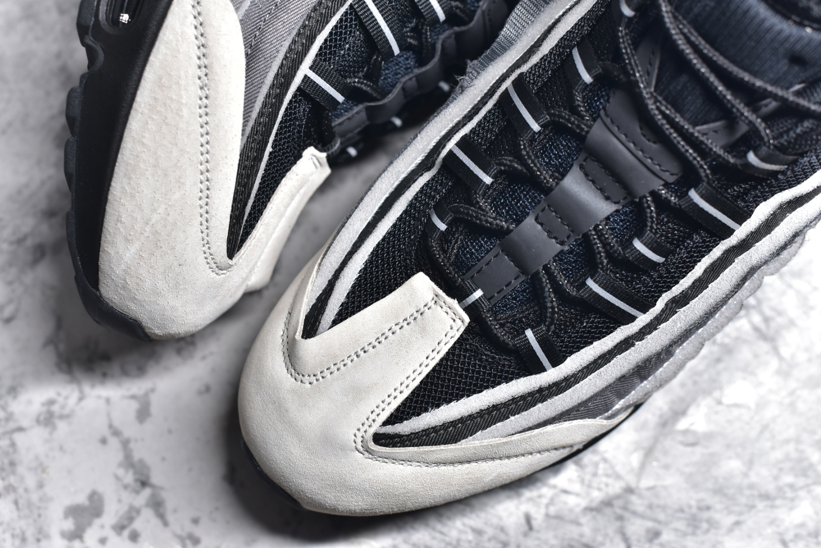 图片[8]-#独家纯原 渠道原装 市场最强NK Air Max 95 CDG 联名款 复古减震气垫跑鞋 经典重温 外单专供 终端操作 鞋款设计灵感源于人体构造 中底设计基于人体的脊柱构造 尺码：40 40.5 41 42 42.5 43 44 44.5 45 45.5 46 47.5 48.5-选品中心