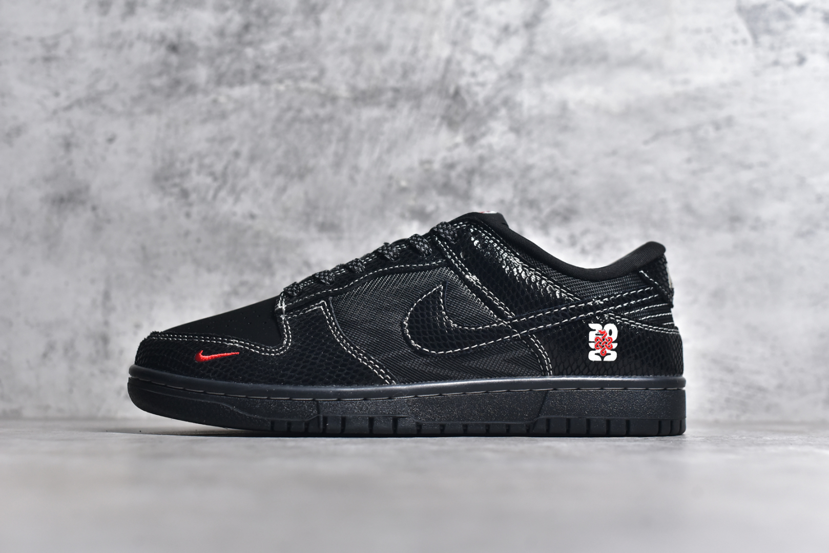 #NK SB Dunk Low 蛇年限定-黑蛇 周年高端定制 低帮休闲板鞋 #定制鞋盒 大厂纯原品质出货 超高清洁度 皮料切割干净无任何毛边 细节完美 货号：CH8311-233 尺码：36 36.5 37.5 38 38.5 39 40 40.5 41 42 42.5 43 44 44.5 45-选品中心