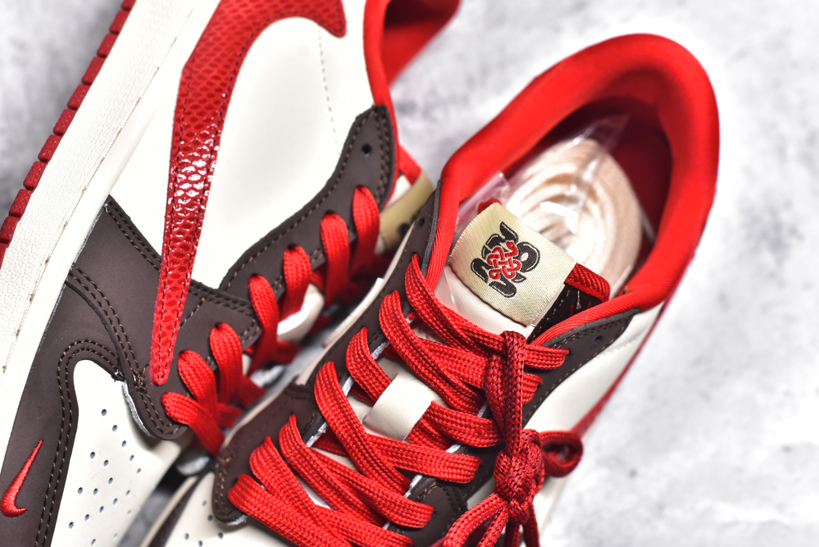 图片[9]-#TS x Air Jordan AJ1 Low 倒钩低帮联名定制配色 CH6336-020 原厂内置气垫魔块 A模大底 头层小牛皮 鞋舌AJ原厂专用牛津布+AJ专用反口珍珠布+原厂无杂质高弹内里海棉+特殊封边弹力鞋带 尺码：36 36.5 37.5 38 38.5 39 40 40.5 41 42 42.5 43 44 44.5 45 46 47.5-选品中心