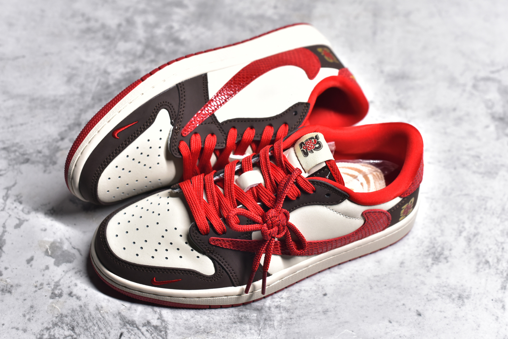 图片[7]-#TS x Air Jordan AJ1 Low 倒钩低帮联名定制配色 CH6336-020 原厂内置气垫魔块 A模大底 头层小牛皮 鞋舌AJ原厂专用牛津布+AJ专用反口珍珠布+原厂无杂质高弹内里海棉+特殊封边弹力鞋带 尺码：36 36.5 37.5 38 38.5 39 40 40.5 41 42 42.5 43 44 44.5 45 46 47.5-选品中心