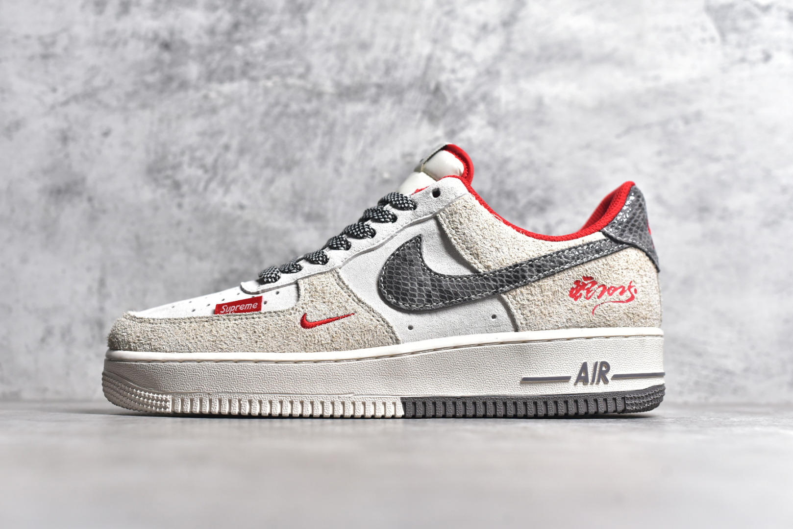 #NK Air Force 1\’07 Low Supreme联名 灰蛇鳞 空军一号低帮休闲板鞋 DM6688-010 #原楦头原纸板 原装鞋盒 定制五金配件 内置全掌气垫 原厂鞋底 尺码：36 36.5 37.5 38 38.5 39 40 40.5 41 42 42.5 43 44 44.5 45-选品中心