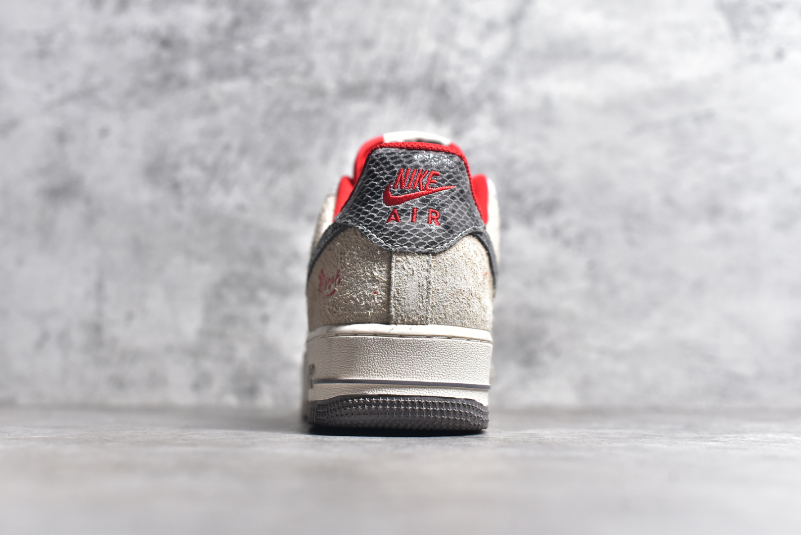 图片[5]-#NK Air Force 1\’07 Low Supreme联名 灰蛇鳞 空军一号低帮休闲板鞋 DM6688-010 #原楦头原纸板 原装鞋盒 定制五金配件 内置全掌气垫 原厂鞋底 尺码：36 36.5 37.5 38 38.5 39 40 40.5 41 42 42.5 43 44 44.5 45-选品中心