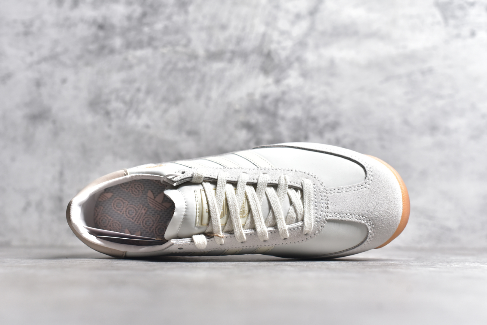 图片[4]-#AD Wmns SL72 OG 系列德训足球风百搭低帮休闲运动板鞋 JI2491 采用高弹EVA+MODEL+RB三层组合底 区别市面RB一体大底 三层组合鞋底重量与原鞋一致 Originals 将有「T 头鞋」造型的诞生于 1972 年的 SL72 鞋款复刻带回 各位买鞋又有新选择了 1972 年 SL72 问世后 引领了后来阿迪达斯的跑鞋发展方向 其中「SL」代表了 Super Light 彰显了产品轻便的特性 1972 年 SL72 问世后 引领了后来阿迪达斯的跑鞋发展方向 其中「SL」代表了 Super Light 彰显了产品轻便的特性 这次 Originals 延续其轻质经典的基因 带来男女两款 SL72 男生款带来 SL72 RS 鞋型 RS 意为 Reshaped（重塑）鞋款在保留了经典的外观基础上 在尼龙材质里增加了填充物 使鞋型更加挺立和饱满 鞋头则更加圆润 鞋底的 EVA 材质则增加了鞋款的高度 女生款则带来 SL72 OG W 鞋型 OG 顾名思义则是致敬经典款式 相较于 RS（Reshaped）鞋款 鞋身更加纤细 其整体鞋身轮廓、线条、细节、材质上尊崇 70 年代 SL72 的设计 还原经典味道 尺码：36 36⅔ 37⅓ 38 38⅔ 39⅓ 40 40⅔ 41⅓ 42 42⅔ 43⅓ 44 44⅔ 45-选品中心