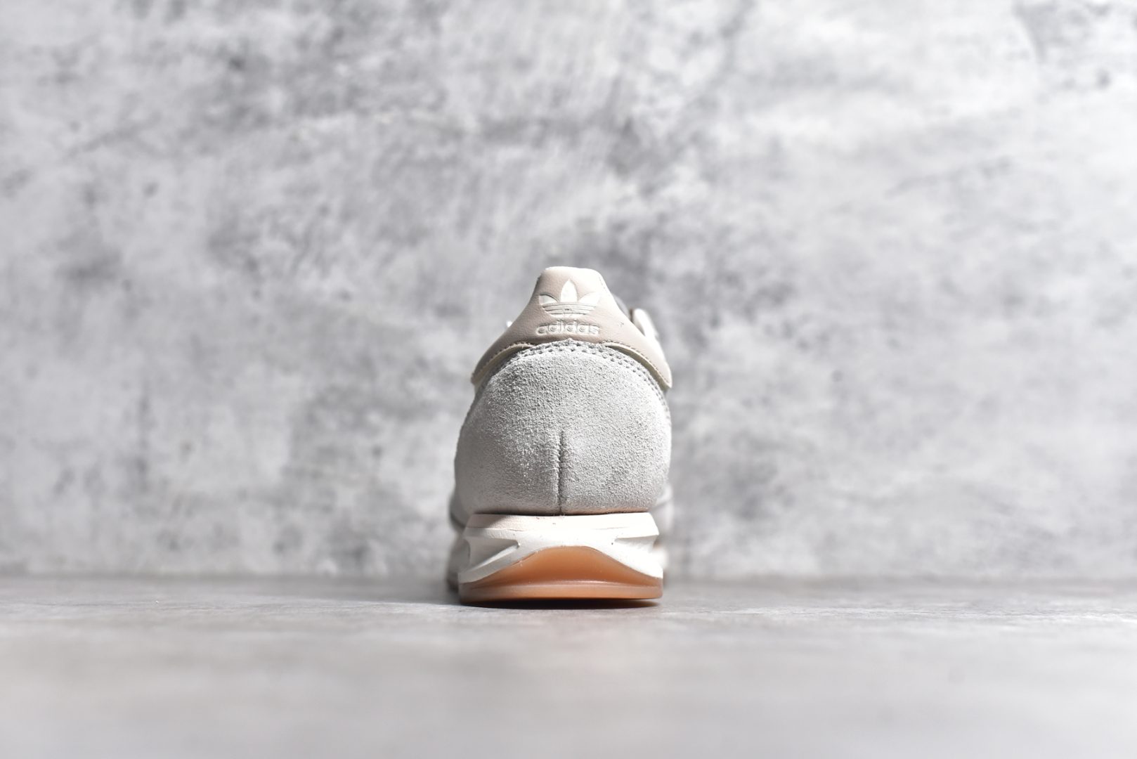 图片[5]-#AD Wmns SL72 OG 系列德训足球风百搭低帮休闲运动板鞋 JI2491 采用高弹EVA+MODEL+RB三层组合底 区别市面RB一体大底 三层组合鞋底重量与原鞋一致 Originals 将有「T 头鞋」造型的诞生于 1972 年的 SL72 鞋款复刻带回 各位买鞋又有新选择了 1972 年 SL72 问世后 引领了后来阿迪达斯的跑鞋发展方向 其中「SL」代表了 Super Light 彰显了产品轻便的特性 1972 年 SL72 问世后 引领了后来阿迪达斯的跑鞋发展方向 其中「SL」代表了 Super Light 彰显了产品轻便的特性 这次 Originals 延续其轻质经典的基因 带来男女两款 SL72 男生款带来 SL72 RS 鞋型 RS 意为 Reshaped（重塑）鞋款在保留了经典的外观基础上 在尼龙材质里增加了填充物 使鞋型更加挺立和饱满 鞋头则更加圆润 鞋底的 EVA 材质则增加了鞋款的高度 女生款则带来 SL72 OG W 鞋型 OG 顾名思义则是致敬经典款式 相较于 RS（Reshaped）鞋款 鞋身更加纤细 其整体鞋身轮廓、线条、细节、材质上尊崇 70 年代 SL72 的设计 还原经典味道 尺码：36 36⅔ 37⅓ 38 38⅔ 39⅓ 40 40⅔ 41⅓ 42 42⅔ 43⅓ 44 44⅔ 45-选品中心