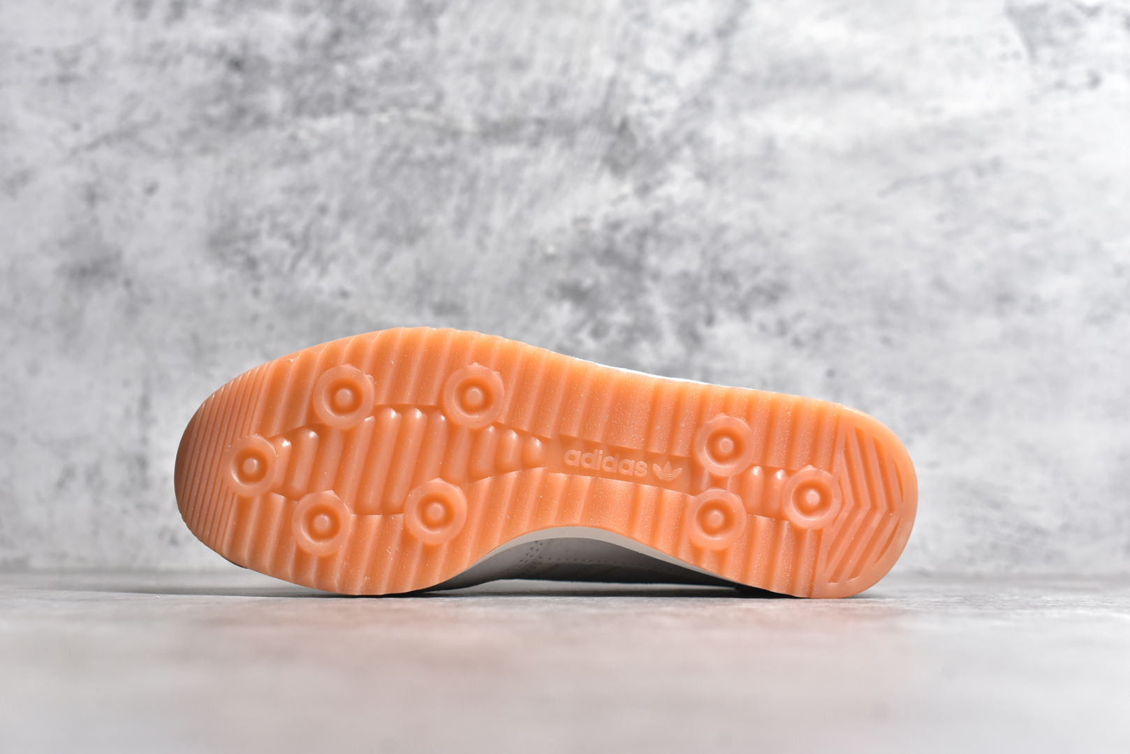 图片[6]-#AD Wmns SL72 OG 系列德训足球风百搭低帮休闲运动板鞋 JI2491 采用高弹EVA+MODEL+RB三层组合底 区别市面RB一体大底 三层组合鞋底重量与原鞋一致 Originals 将有「T 头鞋」造型的诞生于 1972 年的 SL72 鞋款复刻带回 各位买鞋又有新选择了 1972 年 SL72 问世后 引领了后来阿迪达斯的跑鞋发展方向 其中「SL」代表了 Super Light 彰显了产品轻便的特性 1972 年 SL72 问世后 引领了后来阿迪达斯的跑鞋发展方向 其中「SL」代表了 Super Light 彰显了产品轻便的特性 这次 Originals 延续其轻质经典的基因 带来男女两款 SL72 男生款带来 SL72 RS 鞋型 RS 意为 Reshaped（重塑）鞋款在保留了经典的外观基础上 在尼龙材质里增加了填充物 使鞋型更加挺立和饱满 鞋头则更加圆润 鞋底的 EVA 材质则增加了鞋款的高度 女生款则带来 SL72 OG W 鞋型 OG 顾名思义则是致敬经典款式 相较于 RS（Reshaped）鞋款 鞋身更加纤细 其整体鞋身轮廓、线条、细节、材质上尊崇 70 年代 SL72 的设计 还原经典味道 尺码：36 36⅔ 37⅓ 38 38⅔ 39⅓ 40 40⅔ 41⅓ 42 42⅔ 43⅓ 44 44⅔ 45-选品中心