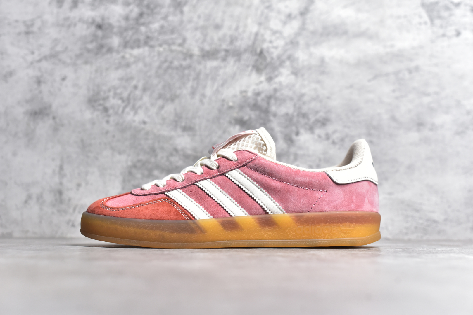 #AD Originals Gazelle INdoor END 樱花粉 三叶草休闲防滑耐磨低帮板鞋 鞋头出色设计 塑就出众贴合感 稳固的后跟贴合足部曲线设计 软弹舒适 不易磨脚 橡胶鞋底配合防滑纹路设计 平稳抓地 货号： IH8543GJ 尺码： 35 36 36.5 37.5 38 38.5 39.5 40 40.5 41.5 42 42.5 43 44 45-选品中心
