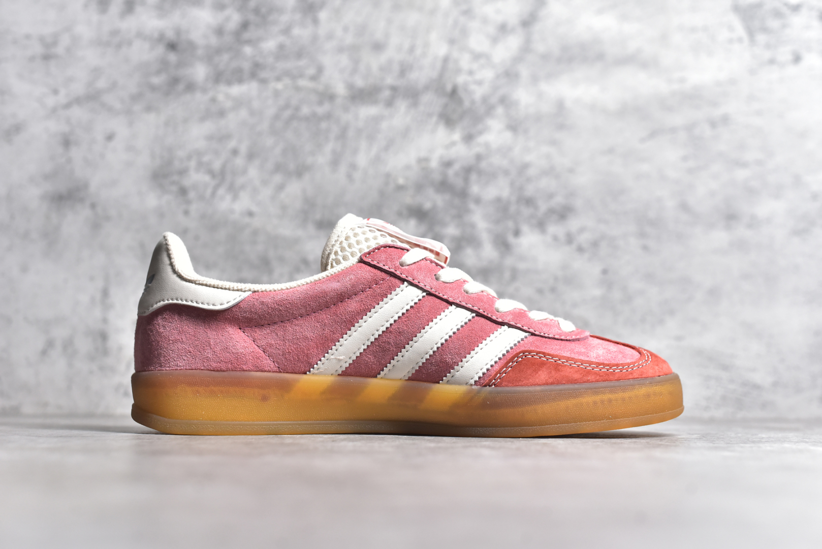 图片[3]-#AD Originals Gazelle INdoor END 樱花粉 三叶草休闲防滑耐磨低帮板鞋 鞋头出色设计 塑就出众贴合感 稳固的后跟贴合足部曲线设计 软弹舒适 不易磨脚 橡胶鞋底配合防滑纹路设计 平稳抓地 货号： IH8543GJ 尺码： 35 36 36.5 37.5 38 38.5 39.5 40 40.5 41.5 42 42.5 43 44 45-选品中心