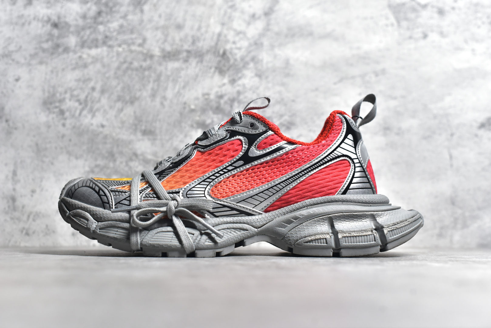 #BALENCIAGA 3XL Sneakers 巴黎世家十代网布系带低帮走秀复古老爹鞋 全套原纸板楦头开发 最原汁原味的灵魂版型 全鞋荧光划线卡点 胶水把控整洁度追求极致完美 每一双都是工艺品 多重QC质检 超越公司货的品控标准 实实在在的免检产品 原盒原配 正确字体电绣 粗细、位置、大小正确 侧边TPU 透气孔匹配意产原版 正确分离大底 TPU软底 原版一致大底LOGO 立体感十足 原厂皮料水洗做旧 采购原厂网纱 不含皮革 网布材料和聚氨酯 磨损效果 鞋头边缘和后帮 Balenciaga 徽标 鞋面和后跟凸印尺码 鞋舌 3XL 橡胶品牌标识和反光细节 鞋帮拉袢和鞋舌拉祥 配反光细节 备用鞋带在鞋履前侧 可在穿着前取下 便于不同造型搭配 正常尺码 尺码：35 36 37 38 39 40 41 42 43 44 45 46-选品中心