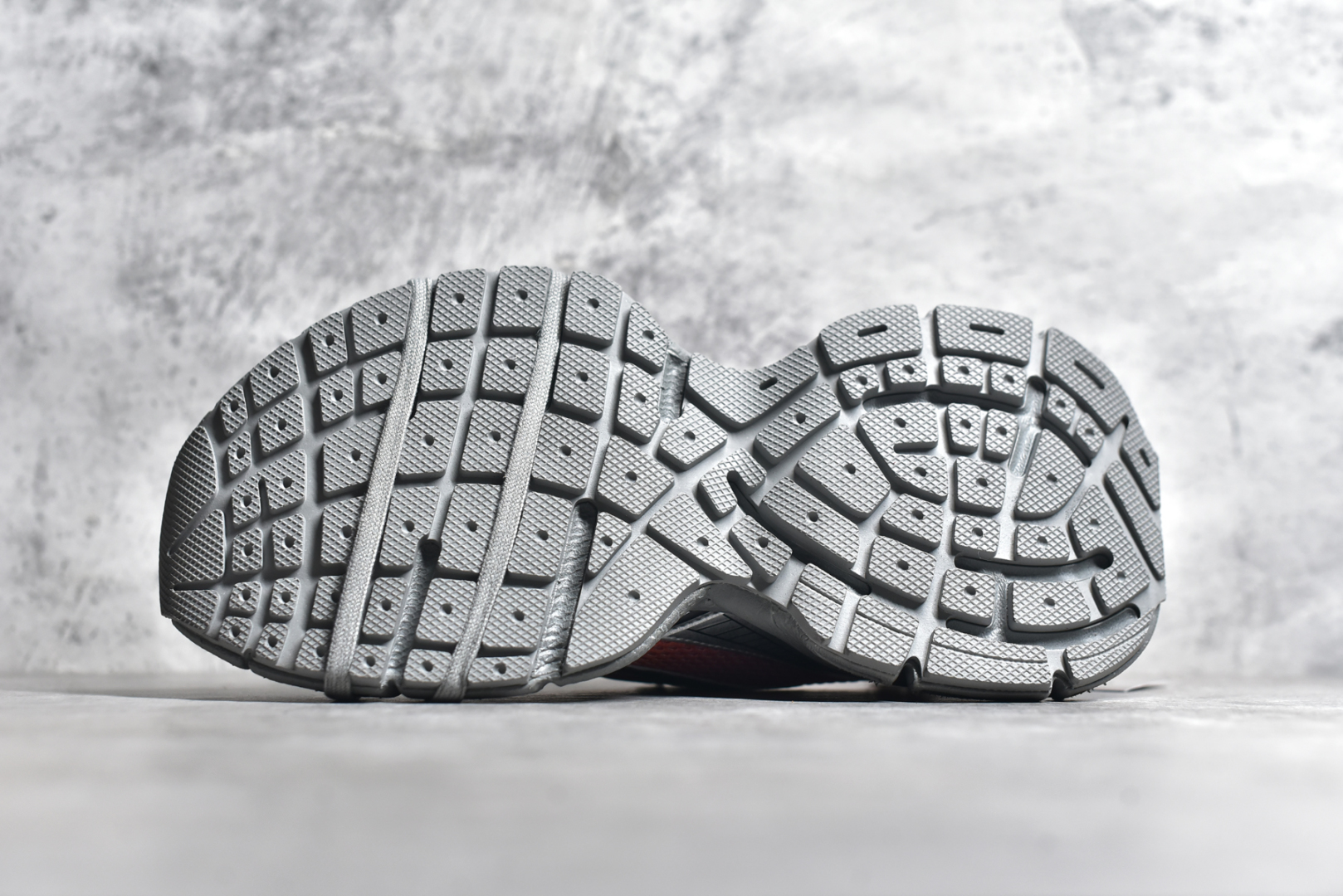 图片[6]-#BALENCIAGA 3XL Sneakers 巴黎世家十代网布系带低帮走秀复古老爹鞋 全套原纸板楦头开发 最原汁原味的灵魂版型 全鞋荧光划线卡点 胶水把控整洁度追求极致完美 每一双都是工艺品 多重QC质检 超越公司货的品控标准 实实在在的免检产品 原盒原配 正确字体电绣 粗细、位置、大小正确 侧边TPU 透气孔匹配意产原版 正确分离大底 TPU软底 原版一致大底LOGO 立体感十足 原厂皮料水洗做旧 采购原厂网纱 不含皮革 网布材料和聚氨酯 磨损效果 鞋头边缘和后帮 Balenciaga 徽标 鞋面和后跟凸印尺码 鞋舌 3XL 橡胶品牌标识和反光细节 鞋帮拉袢和鞋舌拉祥 配反光细节 备用鞋带在鞋履前侧 可在穿着前取下 便于不同造型搭配 正常尺码 尺码：35 36 37 38 39 40 41 42 43 44 45 46-选品中心