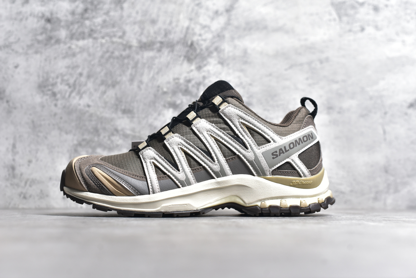 #SALOMON XA Pro 3D ADV 萨洛蒙潮流越野机能户外功能鞋 纯原外贸平台特供订单 耗时半年巨作 全套原纸板楦头开发 原厂特供网布配套加持 确保原汁原味 完美呈现版型 原档数据独家私模五层组合大底 男女鞋同步官方开发至46.5 原装Ortholite轻量化鞋垫 中底布带钢印编号 原厂TPU锁扣 进口港宝加持 后跟自然饱满 还原公司包裹性 鞋面采用SENSIFT贴合技术 全方位贴合包裹脚型 鞋跟部鞋底牵引设计 提供强大的抓地性能 更适应野外崎岖不平的道路 其3D ADVANCED CHASSIS底盘 材料轻量大化 钉齿设计更具稳定性 防护性 鞋底易磨损区运用CONTAGRIP高耐磨材料 应对城市硬质路面长距离跑考验 尺码：36 36.5 37.5 38 38.5 39 40 40.5 41 42 42.5 43 44 44.5 45 46 46.5-选品中心