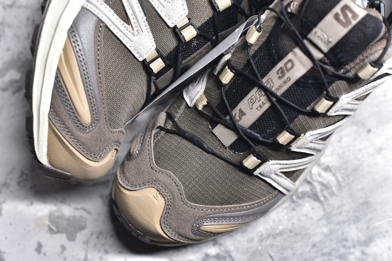 图片[8]-#SALOMON XA Pro 3D ADV 萨洛蒙潮流越野机能户外功能鞋 纯原外贸平台特供订单 耗时半年巨作 全套原纸板楦头开发 原厂特供网布配套加持 确保原汁原味 完美呈现版型 原档数据独家私模五层组合大底 男女鞋同步官方开发至46.5 原装Ortholite轻量化鞋垫 中底布带钢印编号 原厂TPU锁扣 进口港宝加持 后跟自然饱满 还原公司包裹性 鞋面采用SENSIFT贴合技术 全方位贴合包裹脚型 鞋跟部鞋底牵引设计 提供强大的抓地性能 更适应野外崎岖不平的道路 其3D ADVANCED CHASSIS底盘 材料轻量大化 钉齿设计更具稳定性 防护性 鞋底易磨损区运用CONTAGRIP高耐磨材料 应对城市硬质路面长距离跑考验 尺码：36 36.5 37.5 38 38.5 39 40 40.5 41 42 42.5 43 44 44.5 45 46 46.5-选品中心