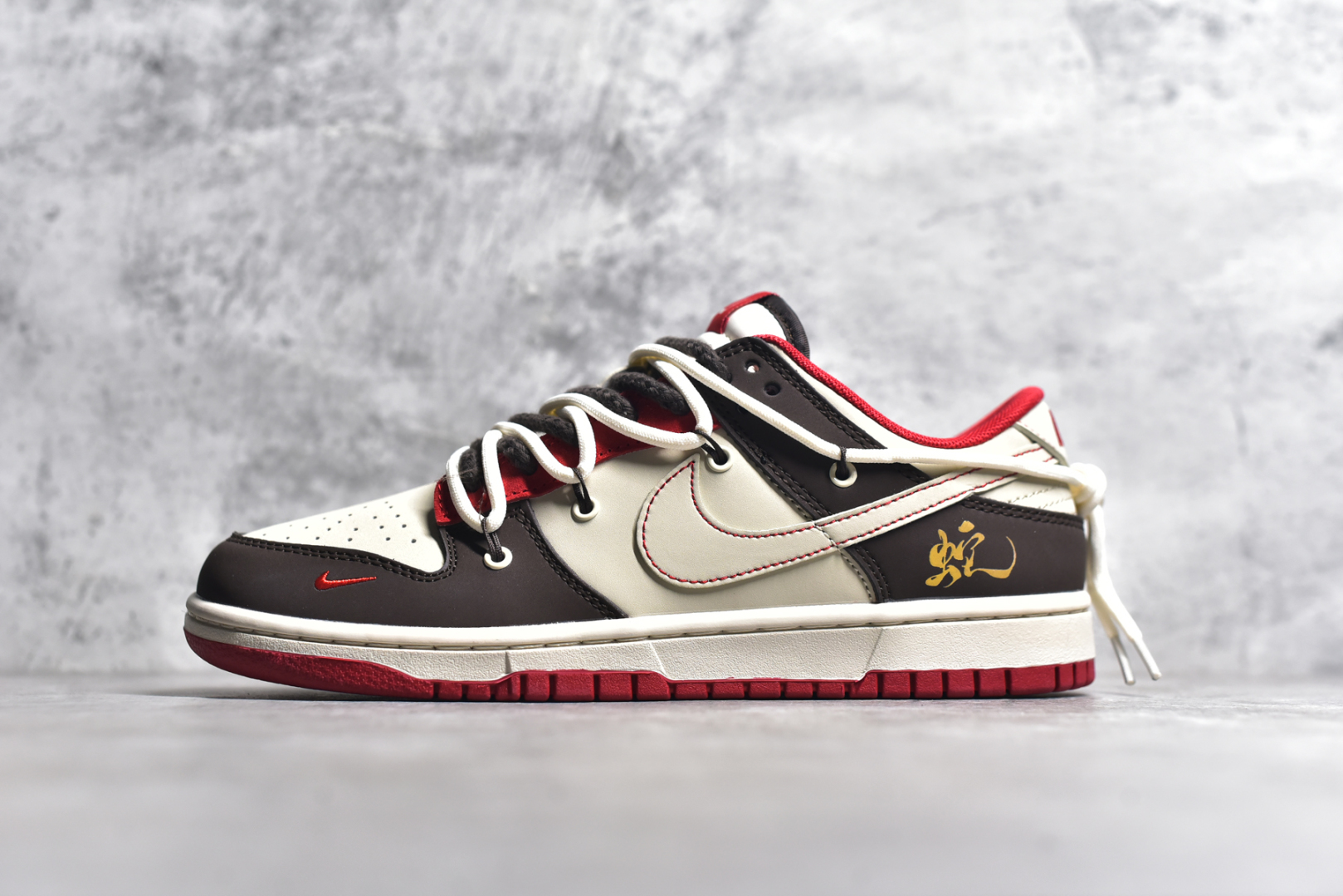 #NK SB Dunk Low 2025蛇年限定 解构抽绳鞋带 纯原大厂出品 极力推荐 原装头层材料 独家版型蒸餾加工 帶來的是更好的视觉和脚感体验 大厂纯原品质出货 清洁度 电绣工艺 皮料切割干净无任何毛边 细节完美 货号： YX5066 2682722 尺码：36 36.5 37.5 38 38.5 39 40 40.5 41 42 42.5 43 44 44.5 45-选品中心