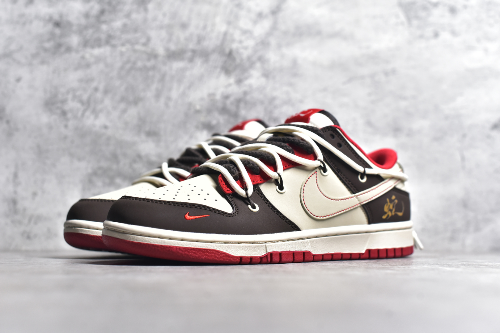 图片[2]-#NK SB Dunk Low 2025蛇年限定 解构抽绳鞋带 纯原大厂出品 极力推荐 原装头层材料 独家版型蒸餾加工 帶來的是更好的视觉和脚感体验 大厂纯原品质出货 清洁度 电绣工艺 皮料切割干净无任何毛边 细节完美 货号： YX5066 2682722 尺码：36 36.5 37.5 38 38.5 39 40 40.5 41 42 42.5 43 44 44.5 45-选品中心