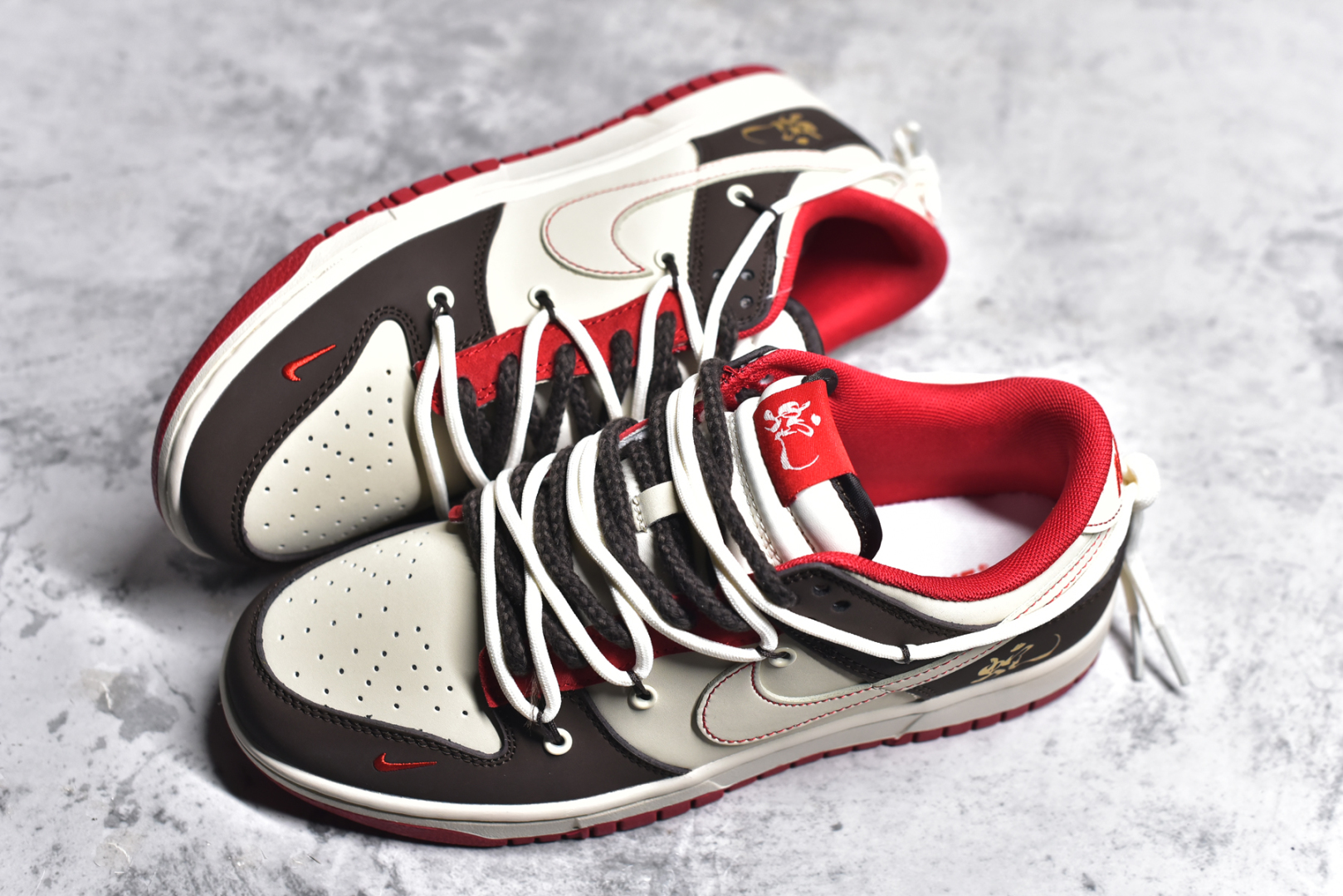 图片[7]-#NK SB Dunk Low 2025蛇年限定 解构抽绳鞋带 纯原大厂出品 极力推荐 原装头层材料 独家版型蒸餾加工 帶來的是更好的视觉和脚感体验 大厂纯原品质出货 清洁度 电绣工艺 皮料切割干净无任何毛边 细节完美 货号： YX5066 2682722 尺码：36 36.5 37.5 38 38.5 39 40 40.5 41 42 42.5 43 44 44.5 45-选品中心