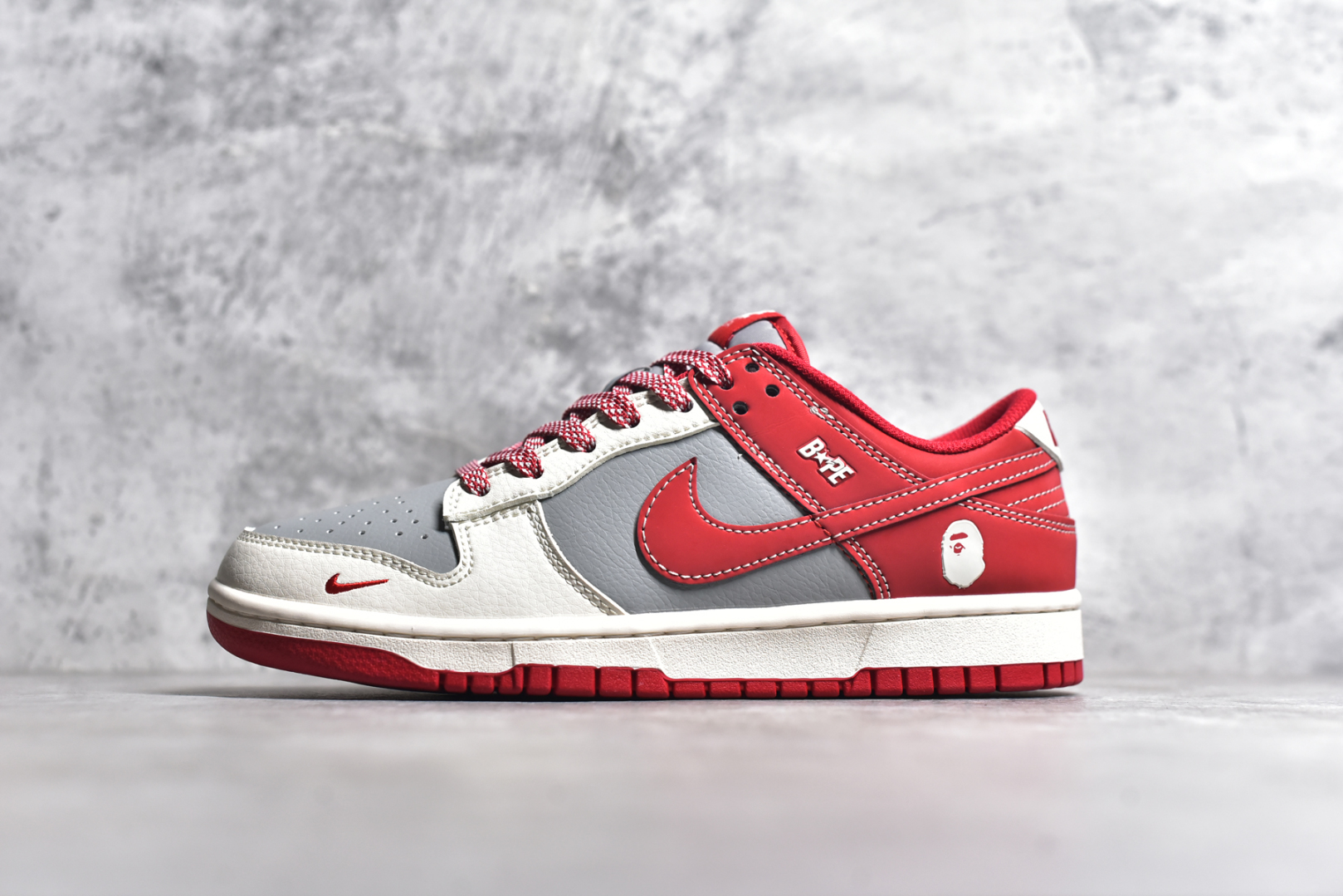 #NK SB Dunk Low 猿人头联名 纯原大厂出品 极力推荐 原装头层材料 独家版型蒸餾加工 帶來的是更好的视觉和脚感体验 大厂纯原品质出货 清洁度 电绣工艺 皮料切割干净无任何毛边 细节完美 货号： BB8969 0082722 尺码：36 36.5 37.5 38 38.5 39 40 40.5 41 42 42.5 43 44 44.5 45-选品中心