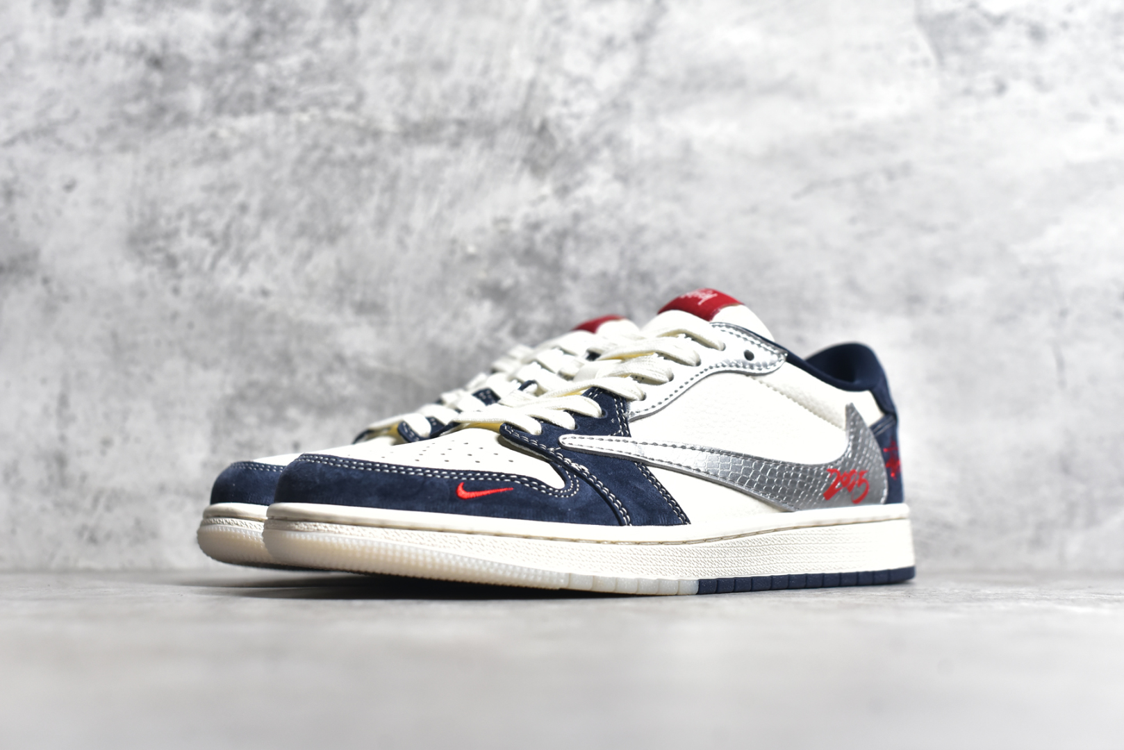 图片[2]-#Fragment x Travis Scott x OFF Air Jordan 1 Low 三方联名倒钩整双鞋以全荔枝皮打造，腰身搭配白色「倒勾」，再点缀上Travis Scott 标志性的Logo，后跟处以藤原浩最拿手的蓝色为主色调，完善极具Fragment Design的白蓝黑设计风格，左右脚分别以Travis Scott鬼脸和乔丹飞翼加以修饰，彰显出三方联名的奢华格调 尺码： 36 36.5 37.5 38 38.5 39 40 40.5 41 42 42.5 43 44 45 货号：DM9288-008 尺码：36～45半-选品中心