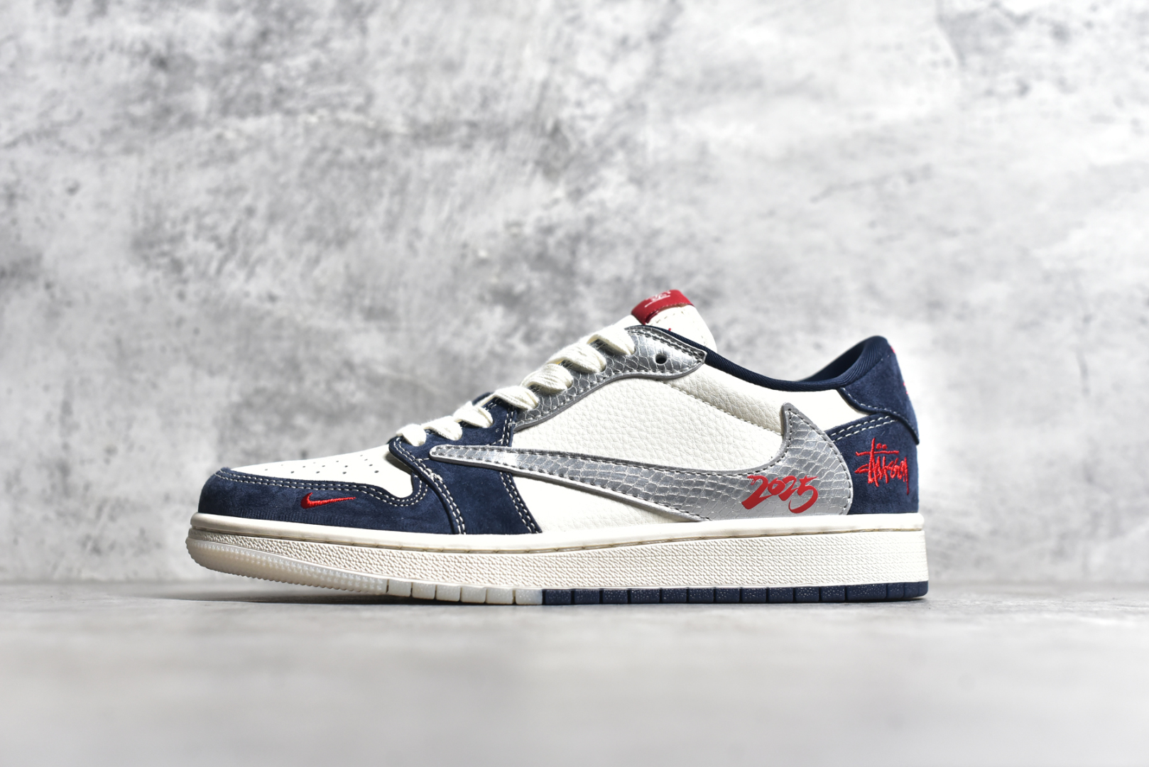 #Fragment x Travis Scott x OFF Air Jordan 1 Low 三方联名倒钩整双鞋以全荔枝皮打造，腰身搭配白色「倒勾」，再点缀上Travis Scott 标志性的Logo，后跟处以藤原浩最拿手的蓝色为主色调，完善极具Fragment Design的白蓝黑设计风格，左右脚分别以Travis Scott鬼脸和乔丹飞翼加以修饰，彰显出三方联名的奢华格调 尺码： 36 36.5 37.5 38 38.5 39 40 40.5 41 42 42.5 43 44 45 货号：DM9288-008 尺码：36～45半-选品中心