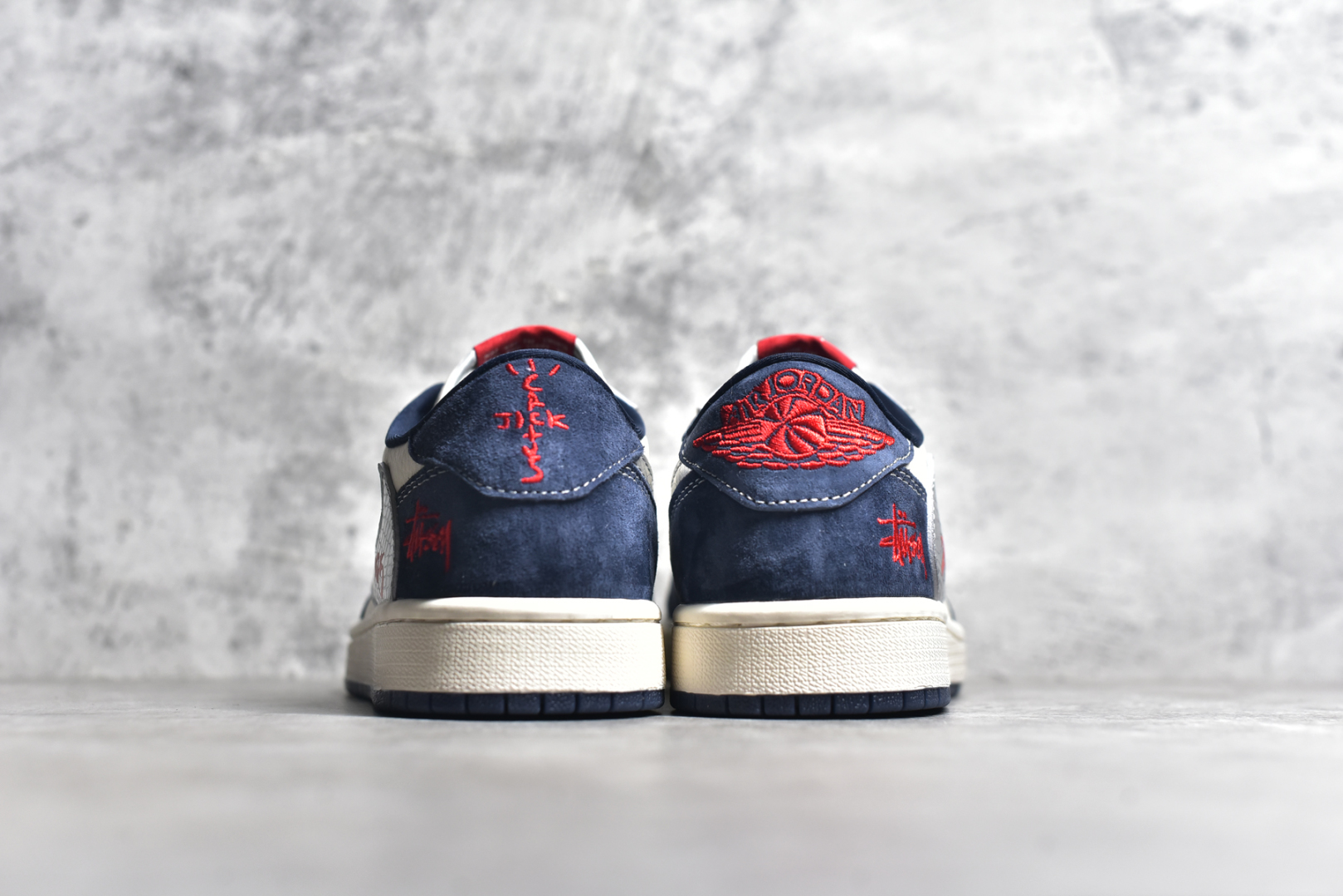 图片[5]-#Fragment x Travis Scott x OFF Air Jordan 1 Low 三方联名倒钩整双鞋以全荔枝皮打造，腰身搭配白色「倒勾」，再点缀上Travis Scott 标志性的Logo，后跟处以藤原浩最拿手的蓝色为主色调，完善极具Fragment Design的白蓝黑设计风格，左右脚分别以Travis Scott鬼脸和乔丹飞翼加以修饰，彰显出三方联名的奢华格调 尺码： 36 36.5 37.5 38 38.5 39 40 40.5 41 42 42.5 43 44 45 货号：DM9288-008 尺码：36～45半-选品中心