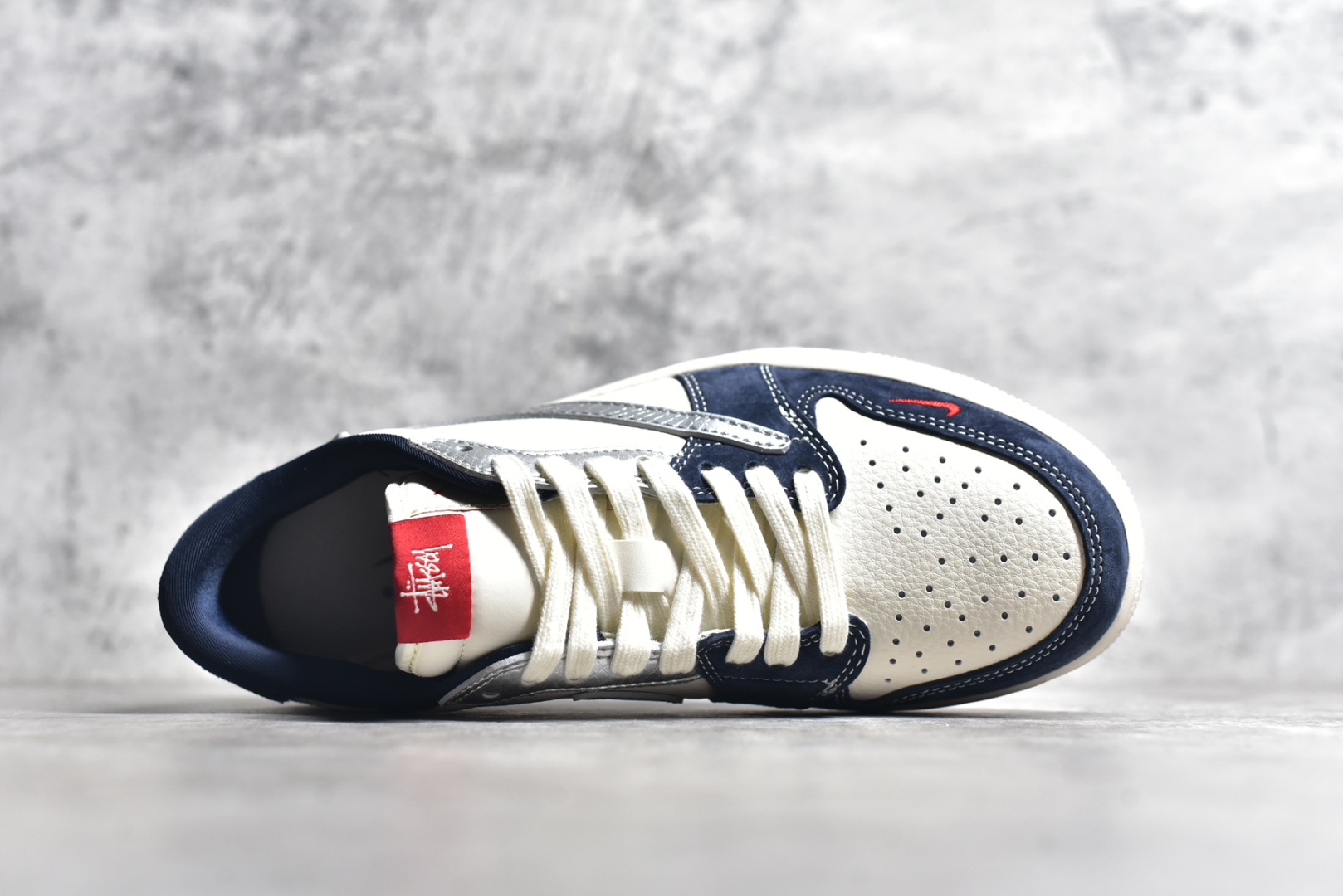 图片[4]-#Fragment x Travis Scott x OFF Air Jordan 1 Low 三方联名倒钩整双鞋以全荔枝皮打造，腰身搭配白色「倒勾」，再点缀上Travis Scott 标志性的Logo，后跟处以藤原浩最拿手的蓝色为主色调，完善极具Fragment Design的白蓝黑设计风格，左右脚分别以Travis Scott鬼脸和乔丹飞翼加以修饰，彰显出三方联名的奢华格调 尺码： 36 36.5 37.5 38 38.5 39 40 40.5 41 42 42.5 43 44 45 货号：DM9288-008 尺码：36～45半-选品中心