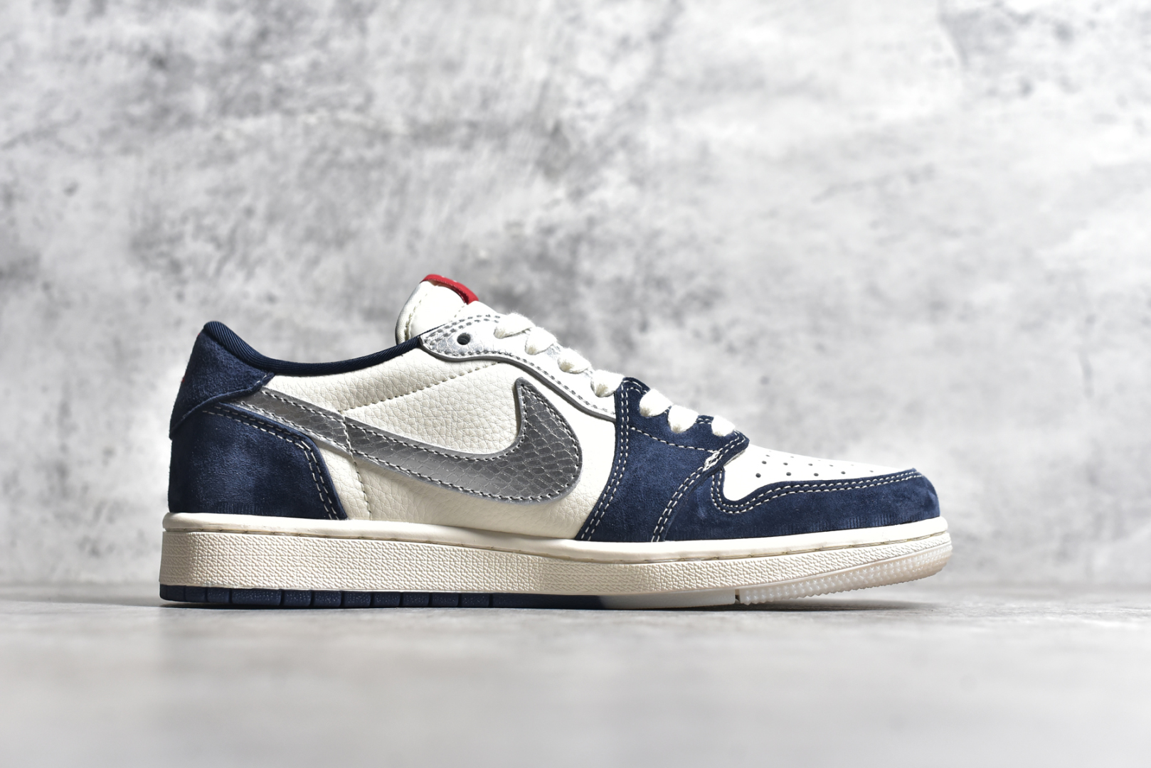 图片[3]-#Fragment x Travis Scott x OFF Air Jordan 1 Low 三方联名倒钩整双鞋以全荔枝皮打造，腰身搭配白色「倒勾」，再点缀上Travis Scott 标志性的Logo，后跟处以藤原浩最拿手的蓝色为主色调，完善极具Fragment Design的白蓝黑设计风格，左右脚分别以Travis Scott鬼脸和乔丹飞翼加以修饰，彰显出三方联名的奢华格调 尺码： 36 36.5 37.5 38 38.5 39 40 40.5 41 42 42.5 43 44 45 货号：DM9288-008 尺码：36～45半-选品中心