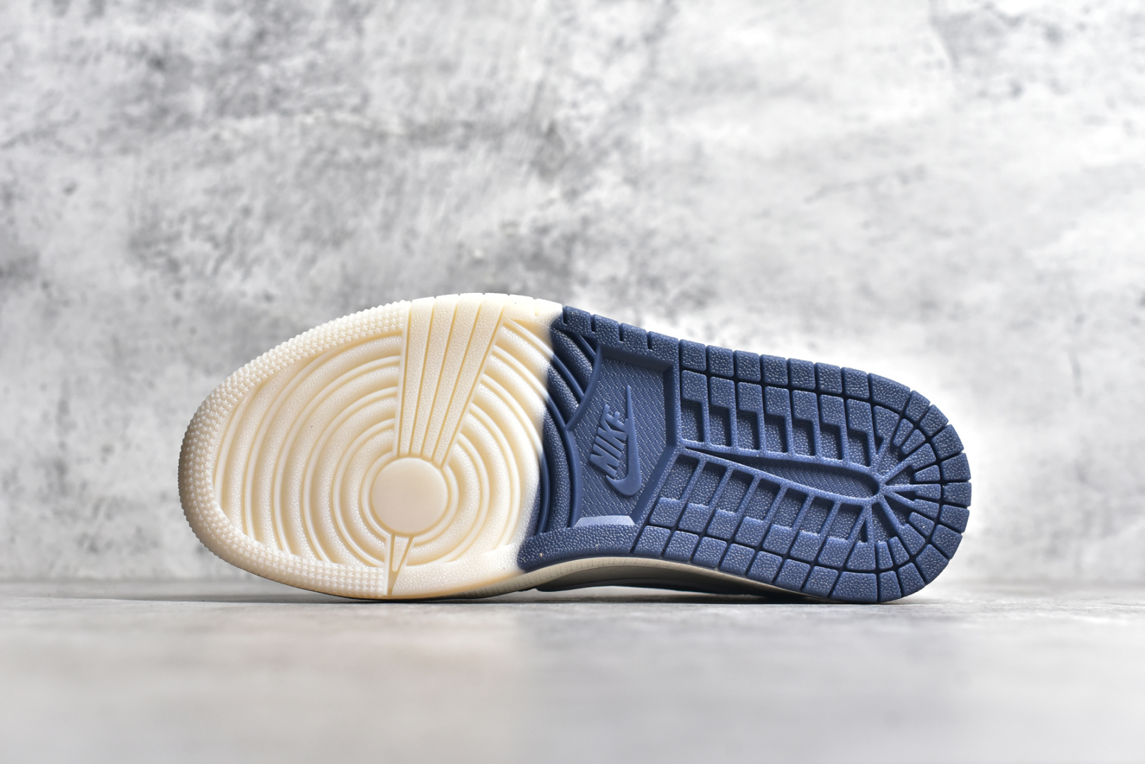 图片[6]-#Fragment x Travis Scott x OFF Air Jordan 1 Low 三方联名倒钩整双鞋以全荔枝皮打造，腰身搭配白色「倒勾」，再点缀上Travis Scott 标志性的Logo，后跟处以藤原浩最拿手的蓝色为主色调，完善极具Fragment Design的白蓝黑设计风格，左右脚分别以Travis Scott鬼脸和乔丹飞翼加以修饰，彰显出三方联名的奢华格调 尺码： 36 36.5 37.5 38 38.5 39 40 40.5 41 42 42.5 43 44 45 货号：DM9288-008 尺码：36～45半-选品中心