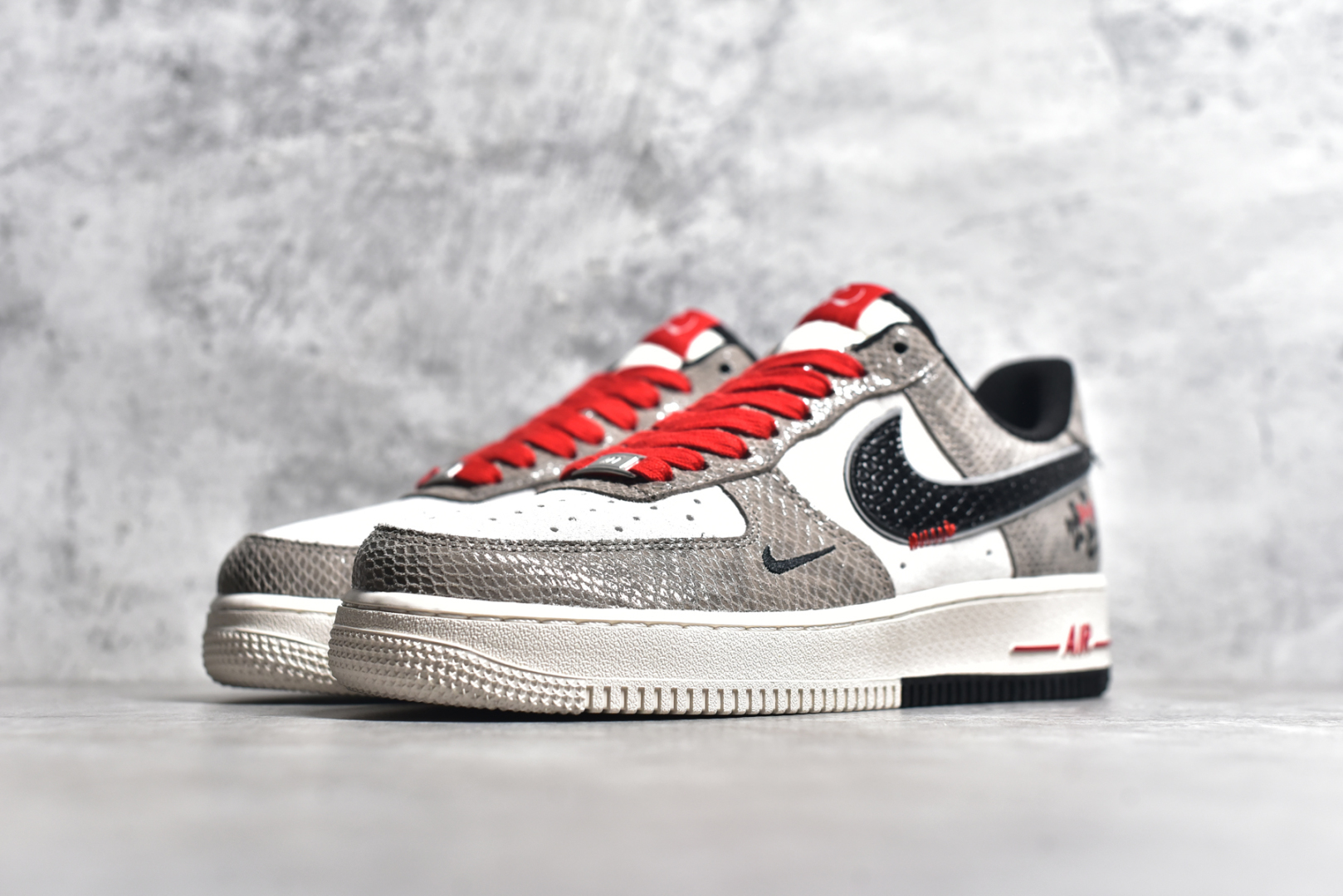 图片[2]-#NK Air Force 1´07 Low 空军一号低帮百搭休闲运动板鞋 DM6688-009 柔软、弹性十足的缓震性能和出色的中底设计 横跨复古与现代的外型结合 造就出风靡全球 三十多年的Force 1 直到今天还深受青睐 尺码：36 36.5 37.5 38 38.5 39 40 40.5 41 42 42.5 43 44 44.5 45-选品中心